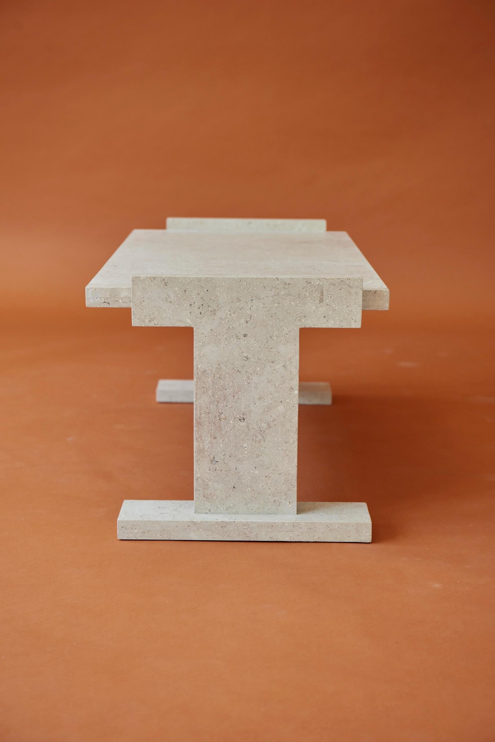 Calcaire Table basse en pierre calcaire tissée par Nish Studio en vente