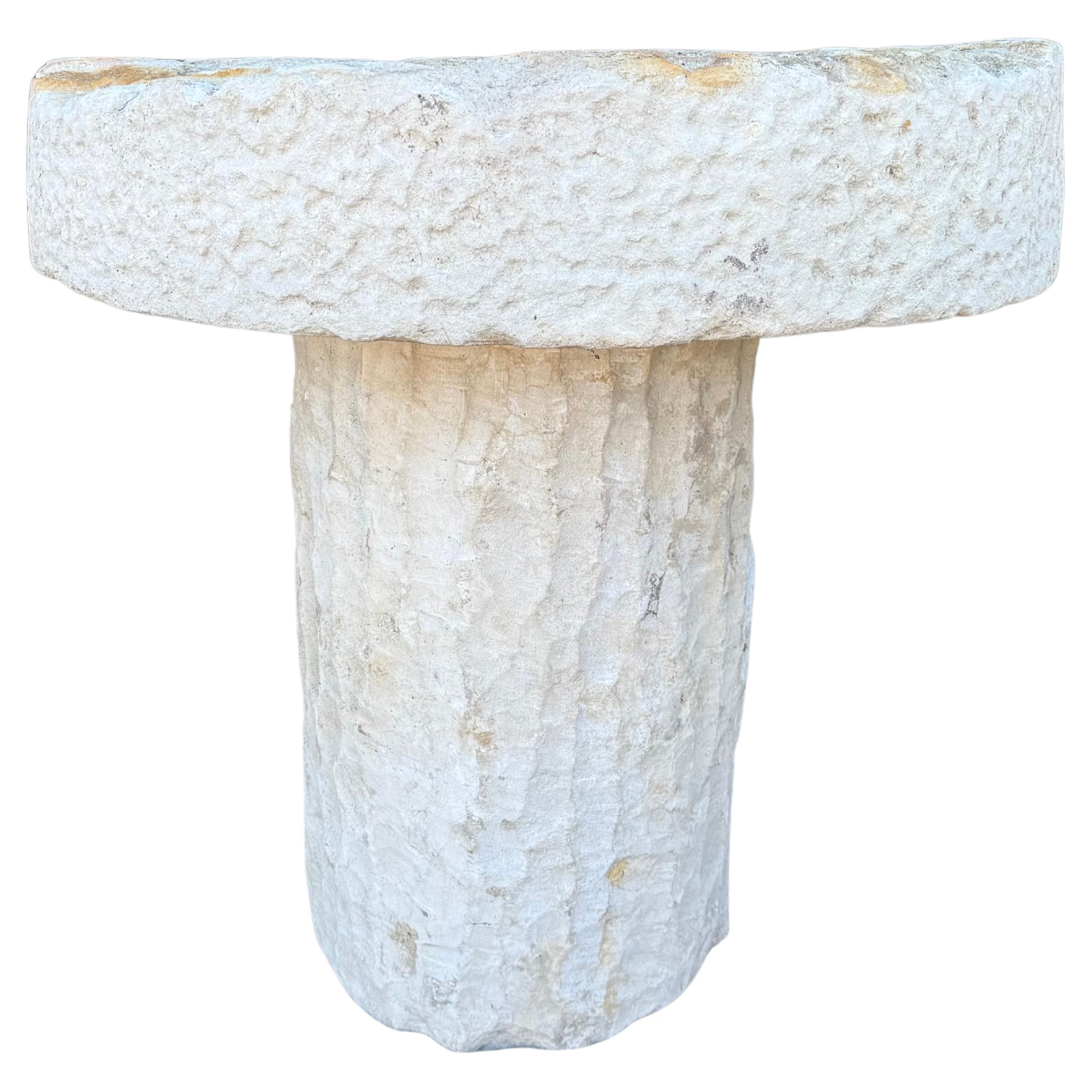 Tavolo o piedistallo per esterni in pietra calcarea da 31" in vendita