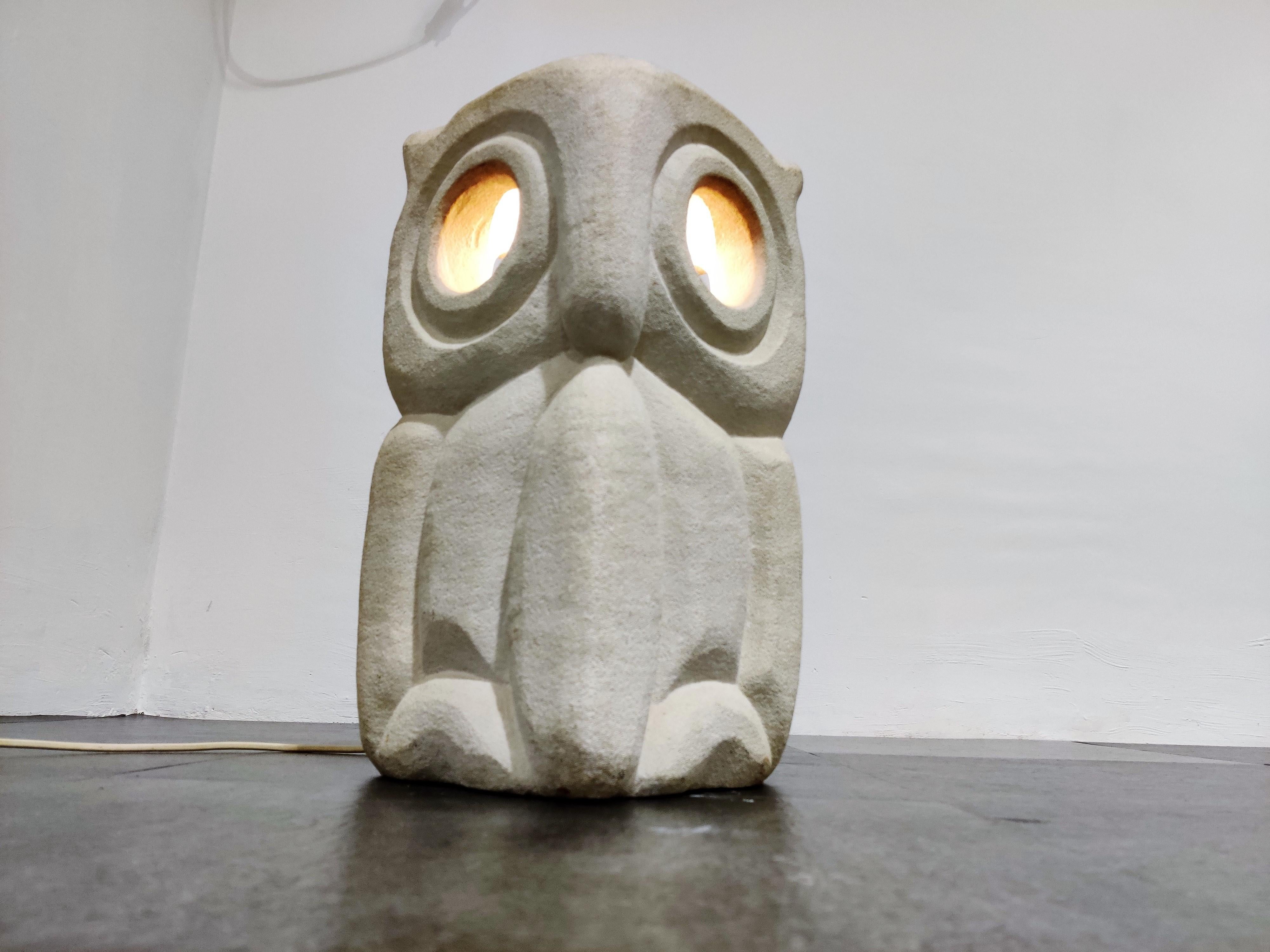 Impressive sculptural limestone table lamp depicting an owl.

This Minimalist table lamp is made out of carved limestone and was made by Albert Tormos.

This is a rare large model.

It emits a beautiful light.

1970s, France

Works with a
