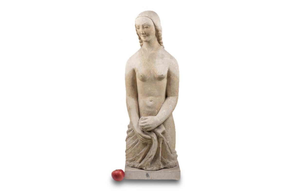 Limestone sculpture representing Mary Magdalene.

French work realized in the 1940s.

Dimensions: H 89 x W 30 x D 21,5 cm

Reference: LS53721509G