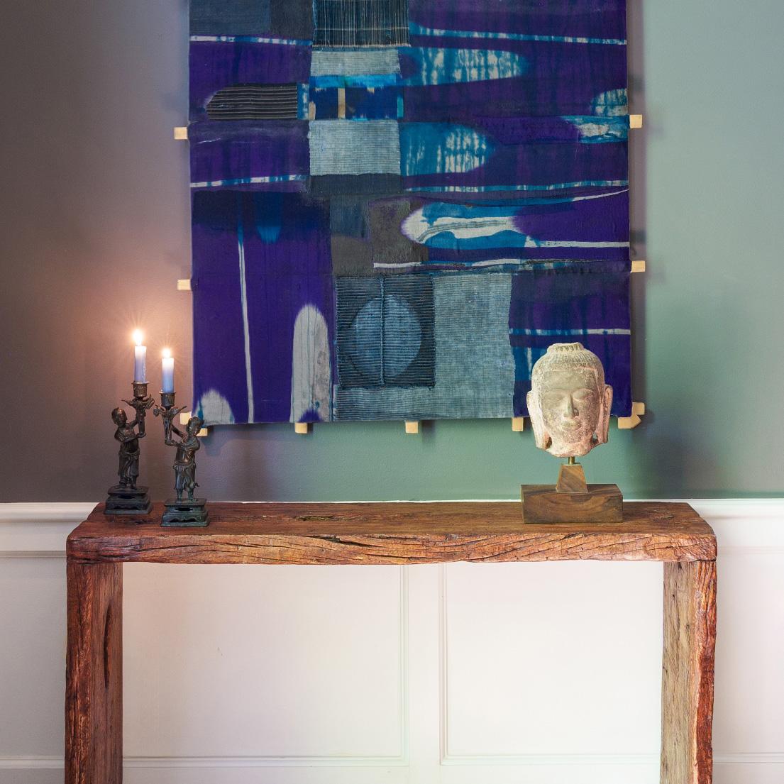 Con gli occhi chiusi e un'espressione gentile, questo busto in pietra del sud-est asiatico raffigura lo storico Buddha Shakyamuni in calma meditazione. Conosciuto anche come Shaka, Gautama Buddha o Principe Siddharta, lo Shakyamuni incarna le virtù
