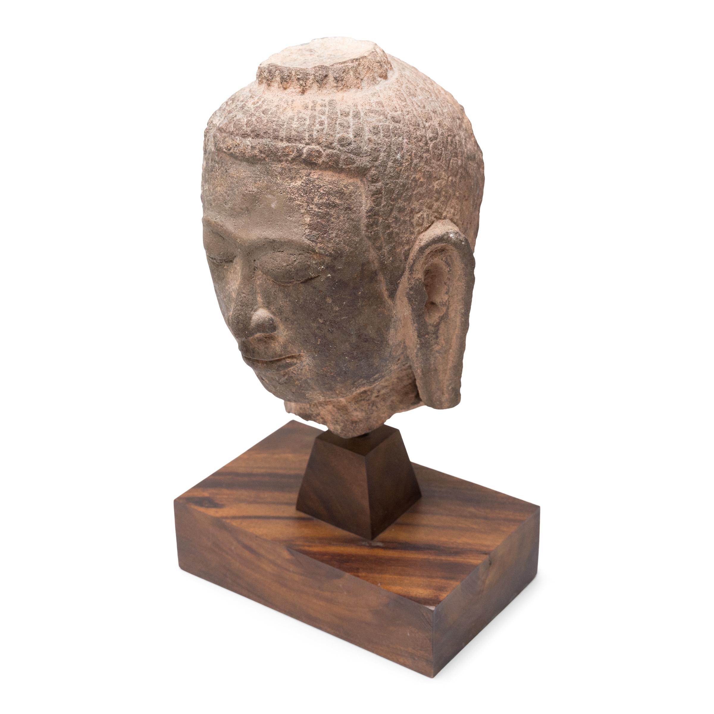 Intagliato a mano Testa di Buddha Shakyamuni in pietra calcarea, 1800 ca. in vendita