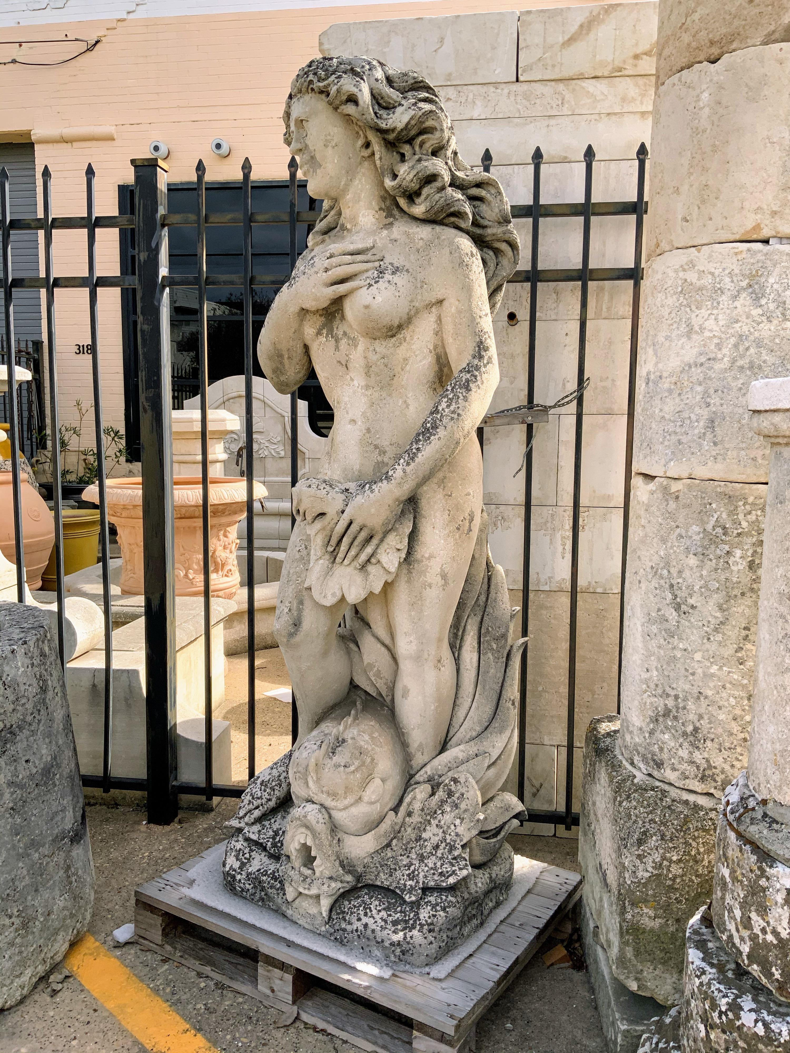 Diese große Frauenstatue aus Kalkstein stammt aus Italien, etwa aus dem Jahr 1880.
