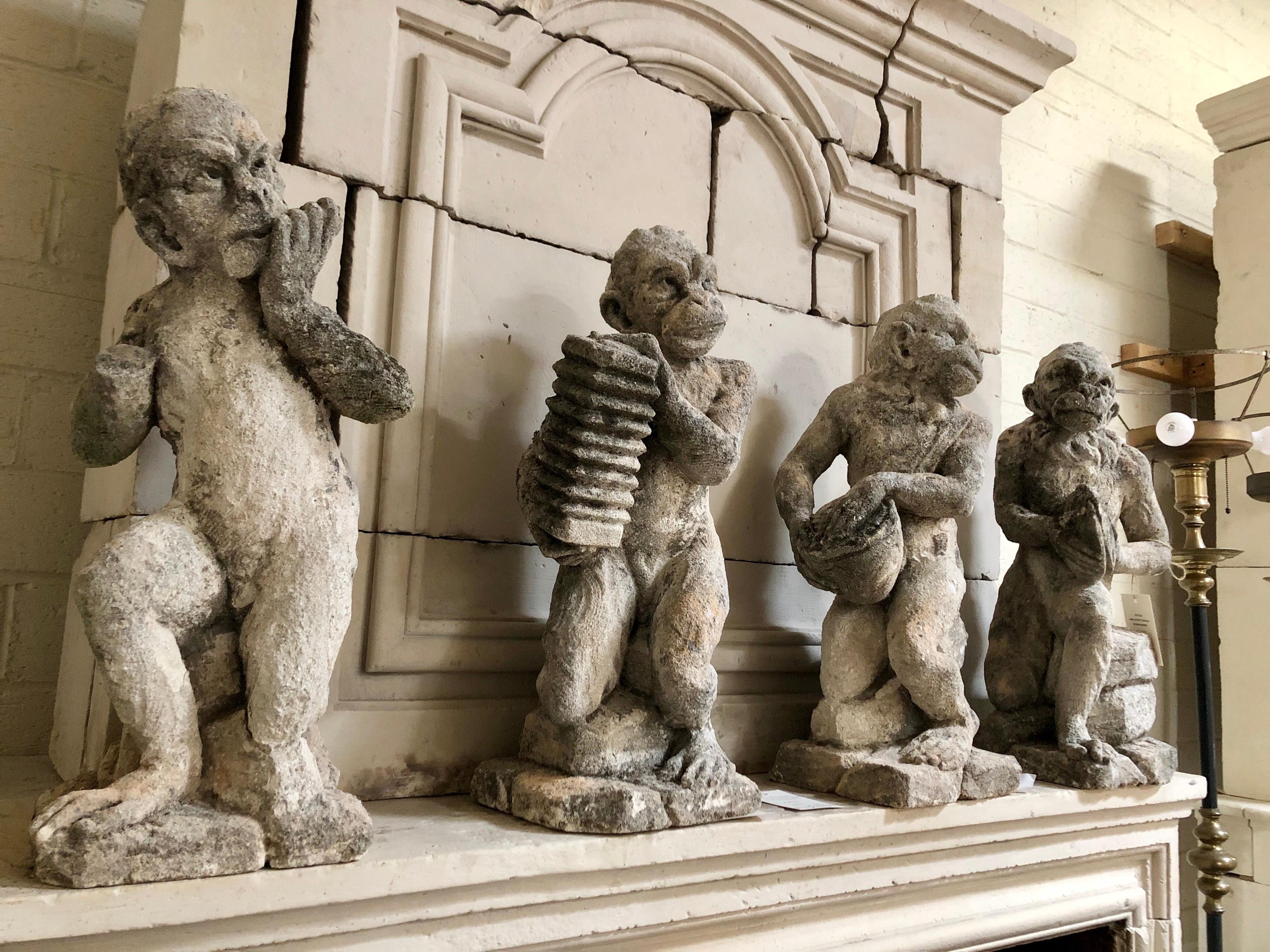 19. Jahrhundert Kalksteinstatue „Die 4 Affen“ aus Italien – 4 Statuen im Zustand „Gut“ im Angebot in Dallas, TX