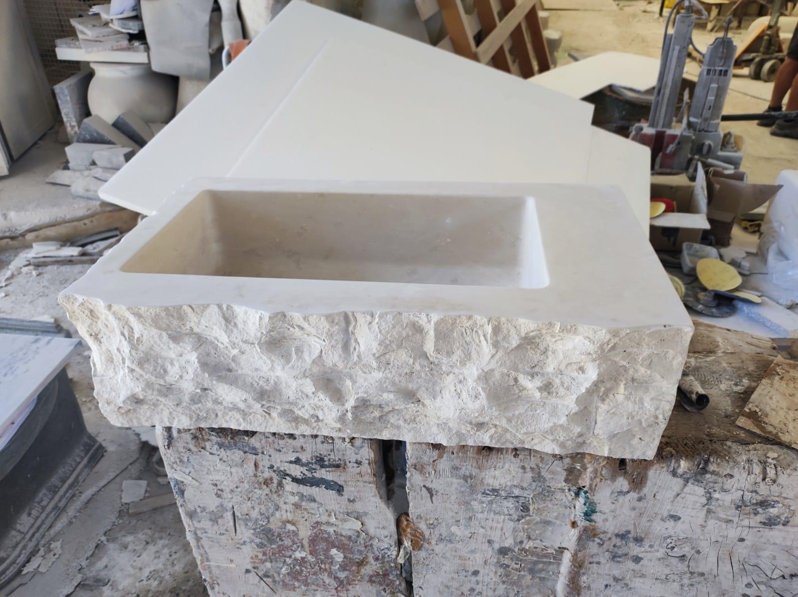 Limestone Stone Sink Basin In Excellent Condition For Sale In Cranbrook, Kent