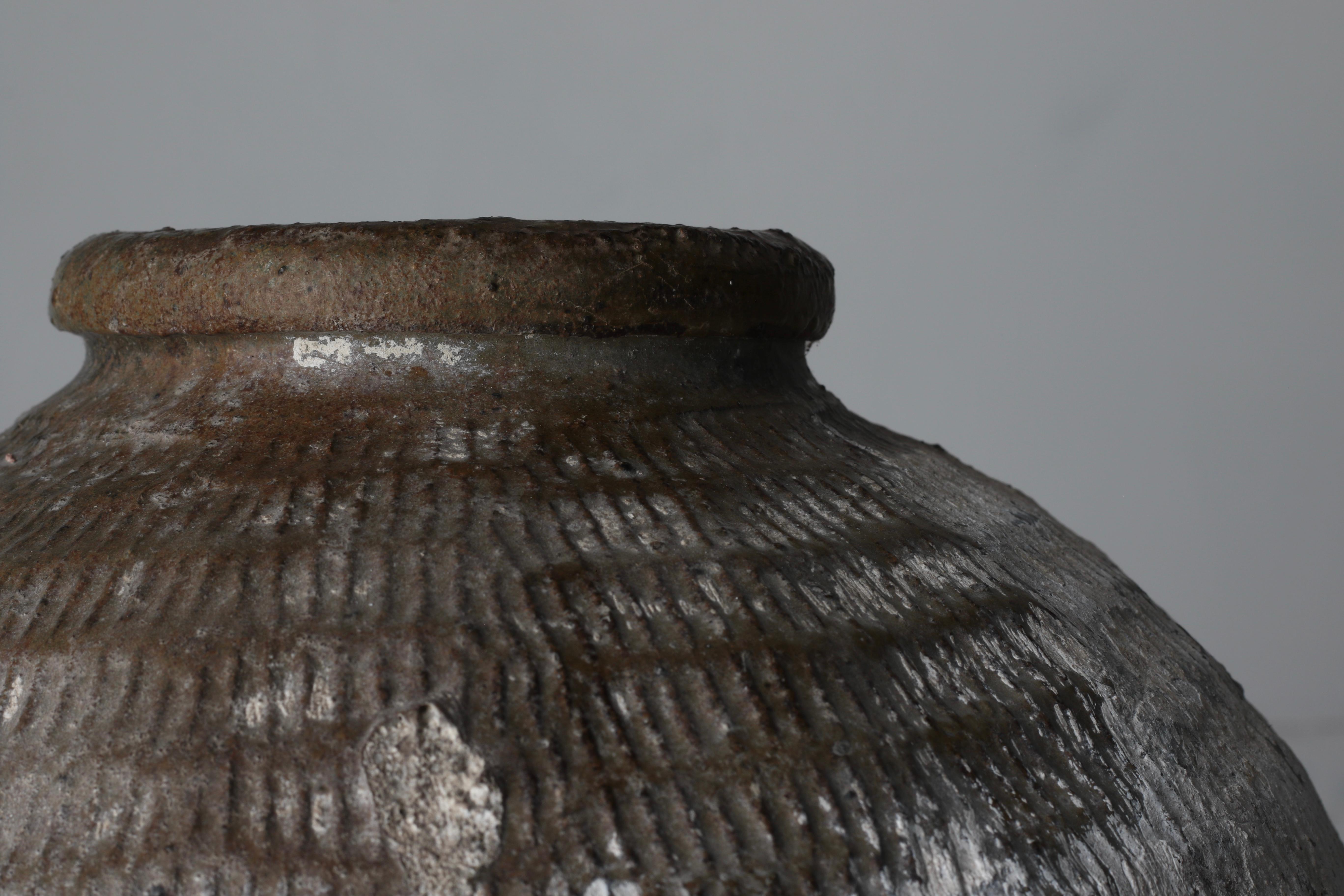 Jarre à saké striée de calcaire / Vase à fleurs / Wabi-sabi en vente 5