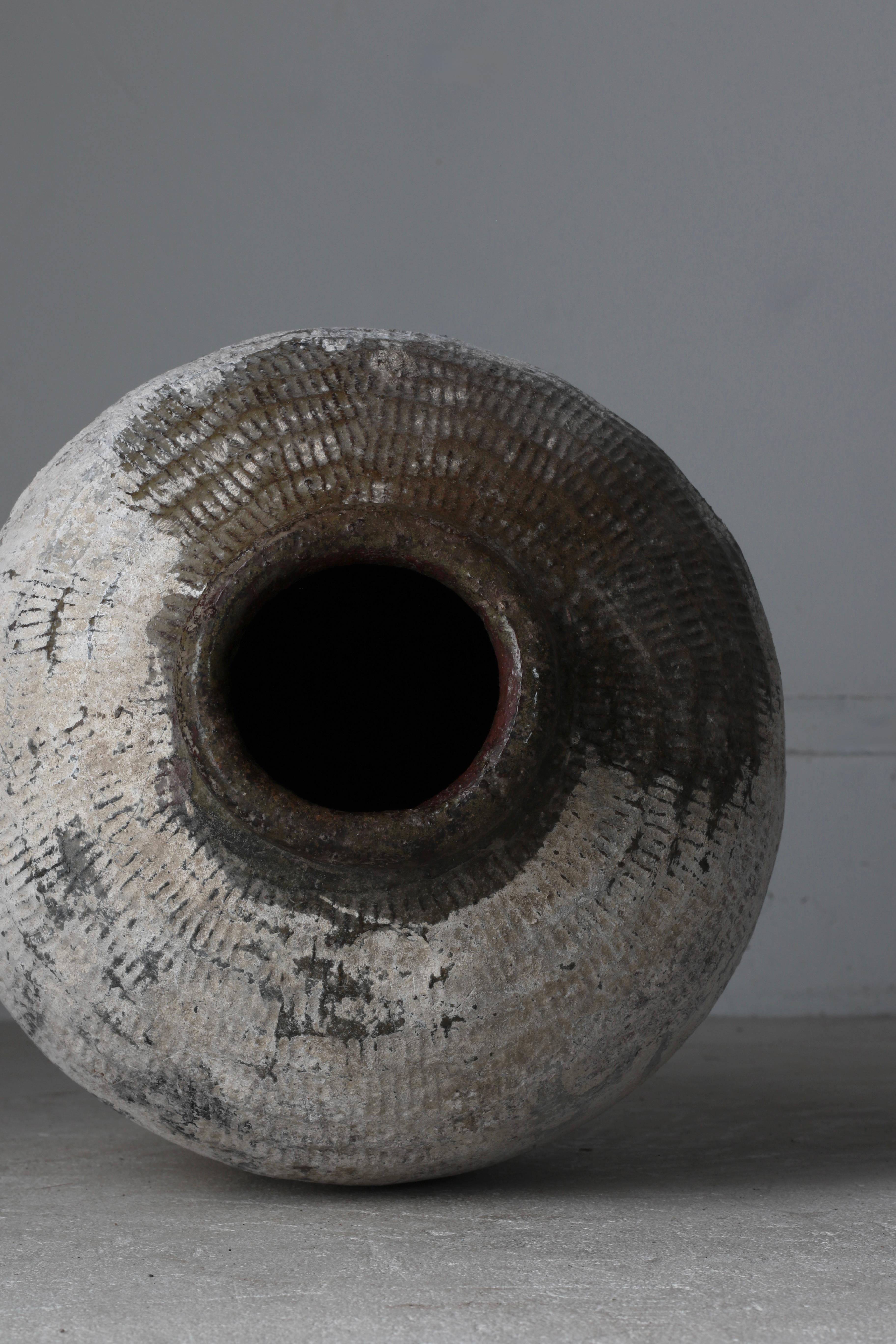 Jarre à saké striée de calcaire / Vase à fleurs / Wabi-sabi en vente 8