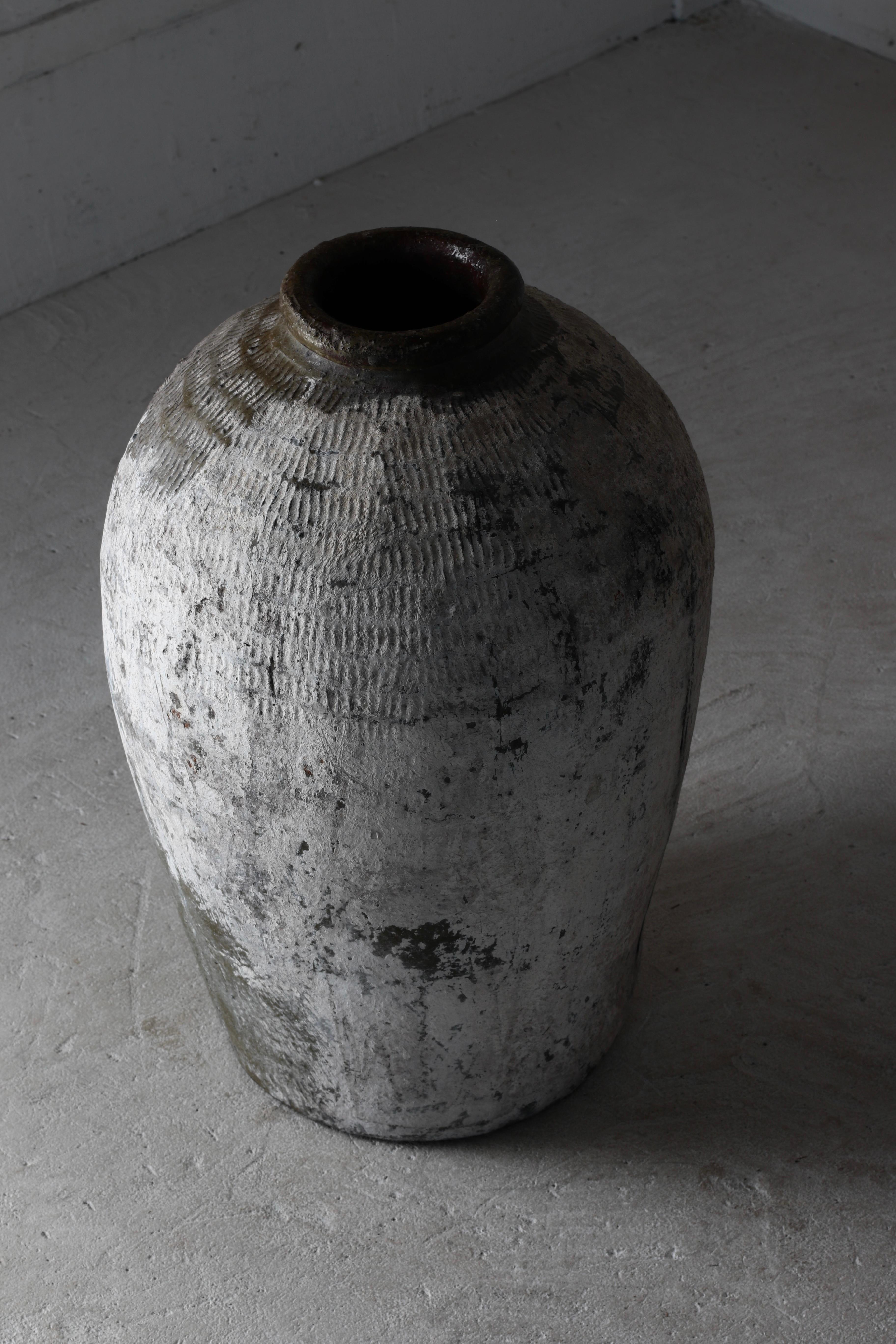 Il s'agit d'une ancienne jarre à saké.

On pense qu'il est utilisé pour faire vieillir le vin Shaoxing, une boisson alcoolisée typiquement chinoise, pendant une longue période.

Une fois le vin Shaoxing versé dans la jarre, le bord est recouvert de