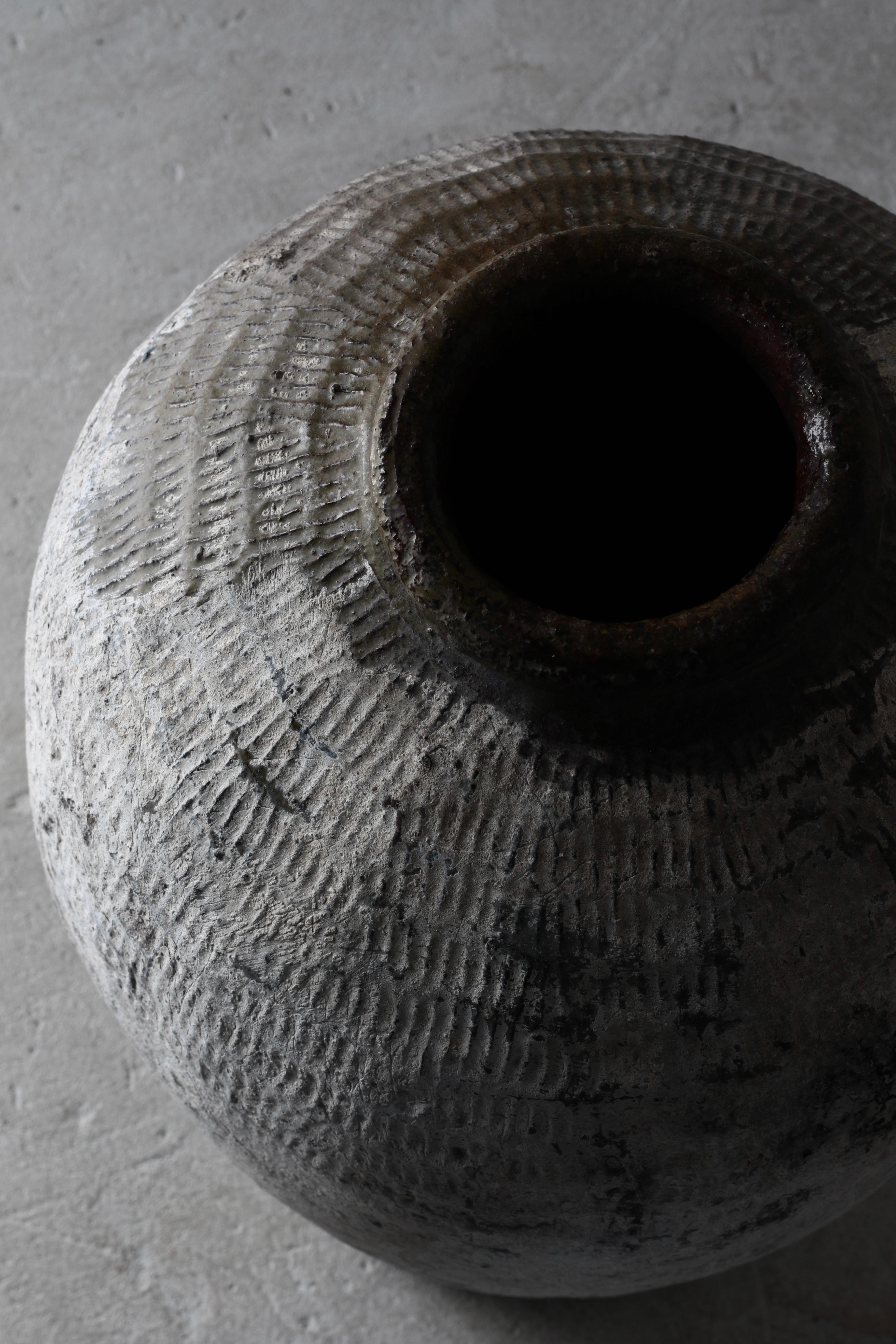 Autre Jarre à saké striée de calcaire / Vase à fleurs / Wabi-sabi en vente