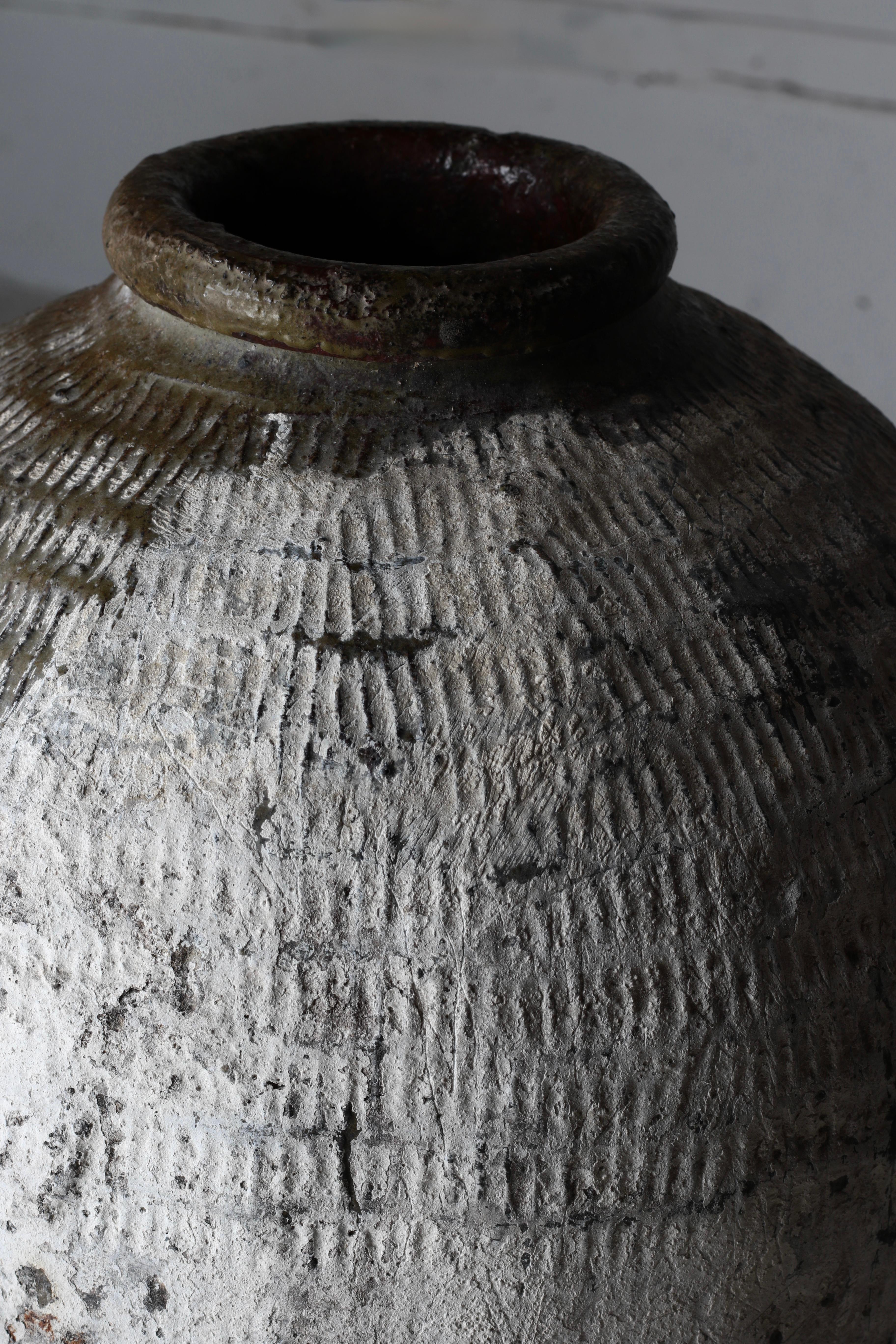 Chinois Jarre à saké striée de calcaire / Vase à fleurs / Wabi-sabi en vente
