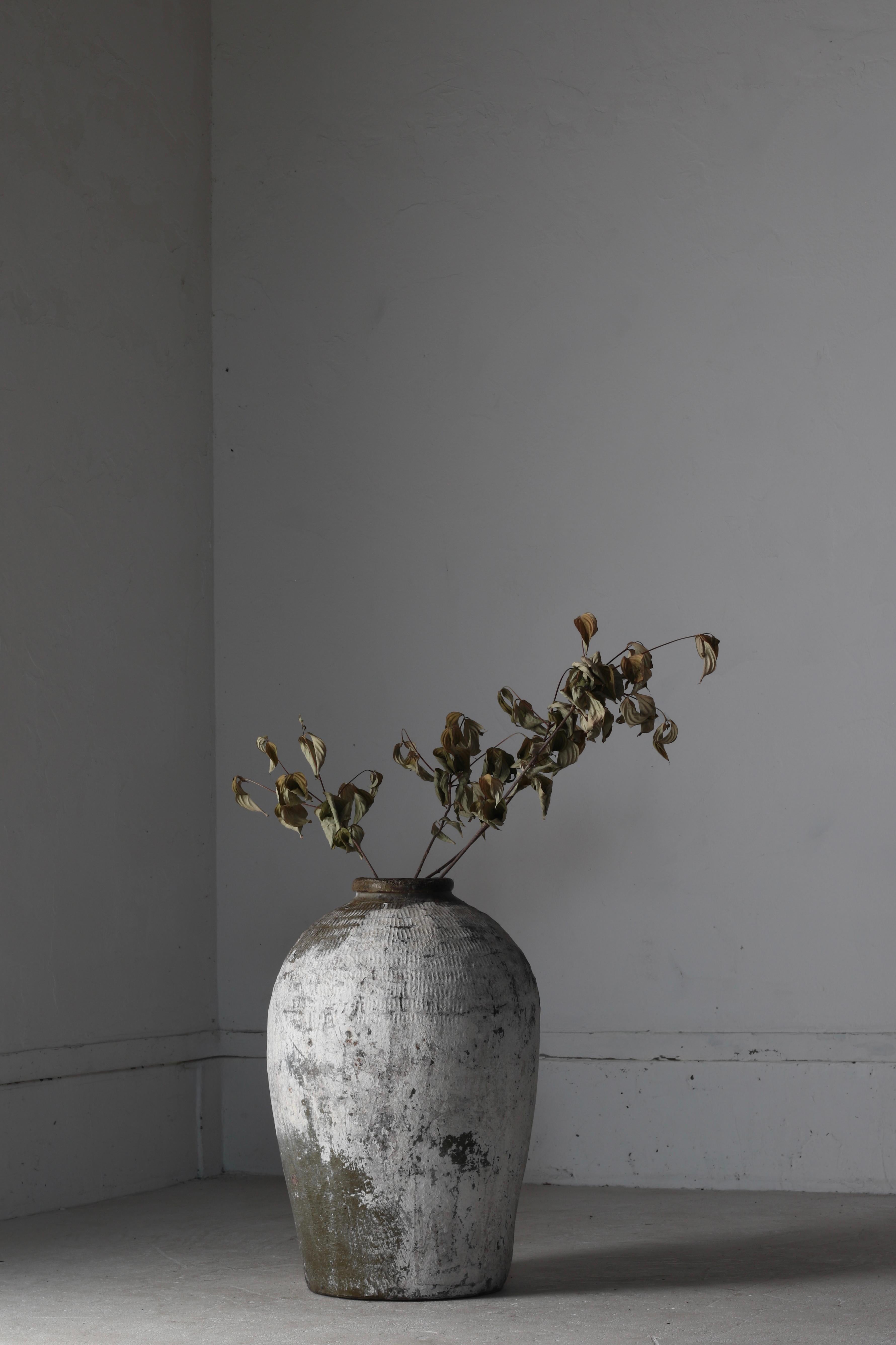 20ième siècle Jarre à saké striée de calcaire / Vase à fleurs / Wabi-sabi en vente