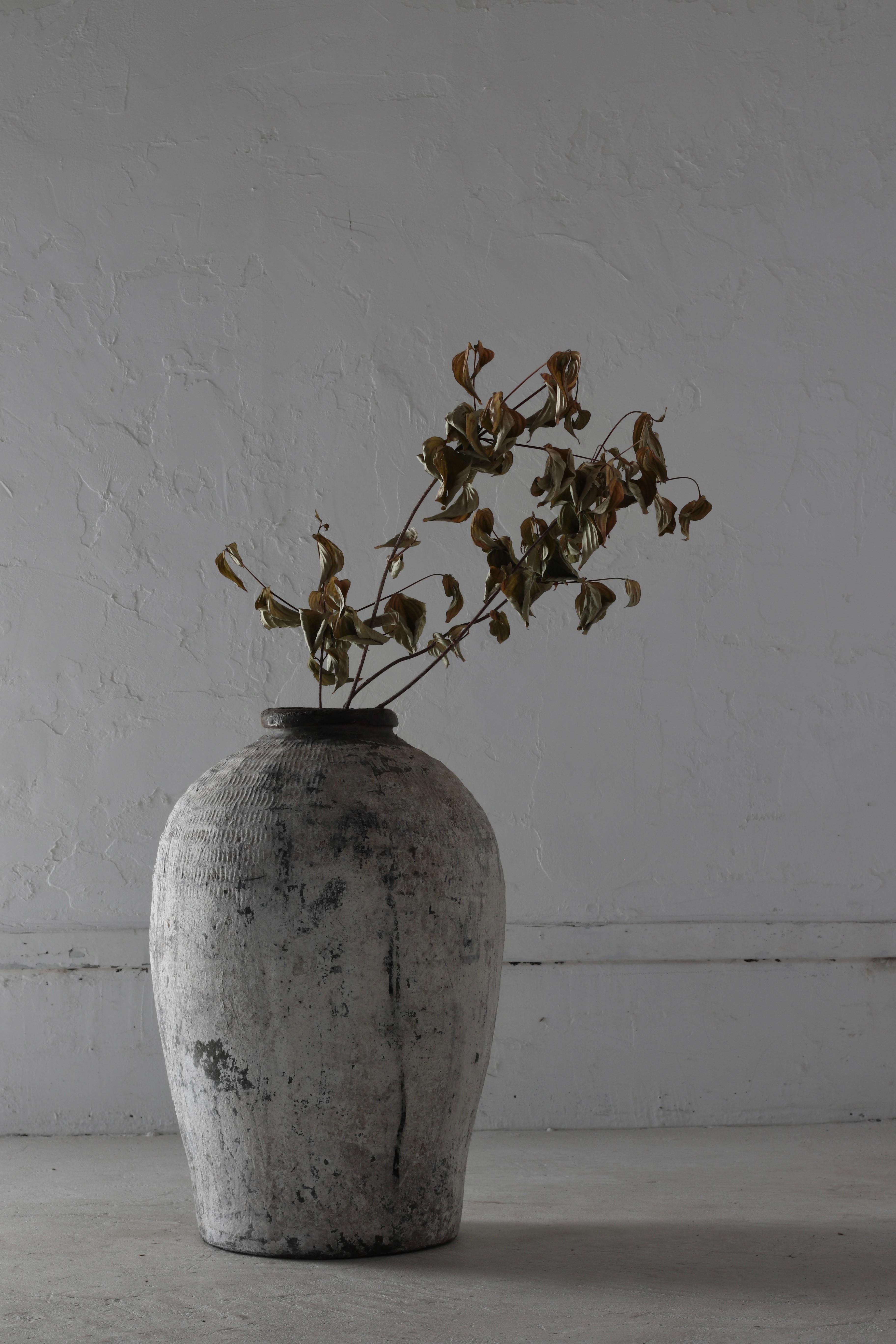 Poteries Jarre à saké striée de calcaire / Vase à fleurs / Wabi-sabi en vente