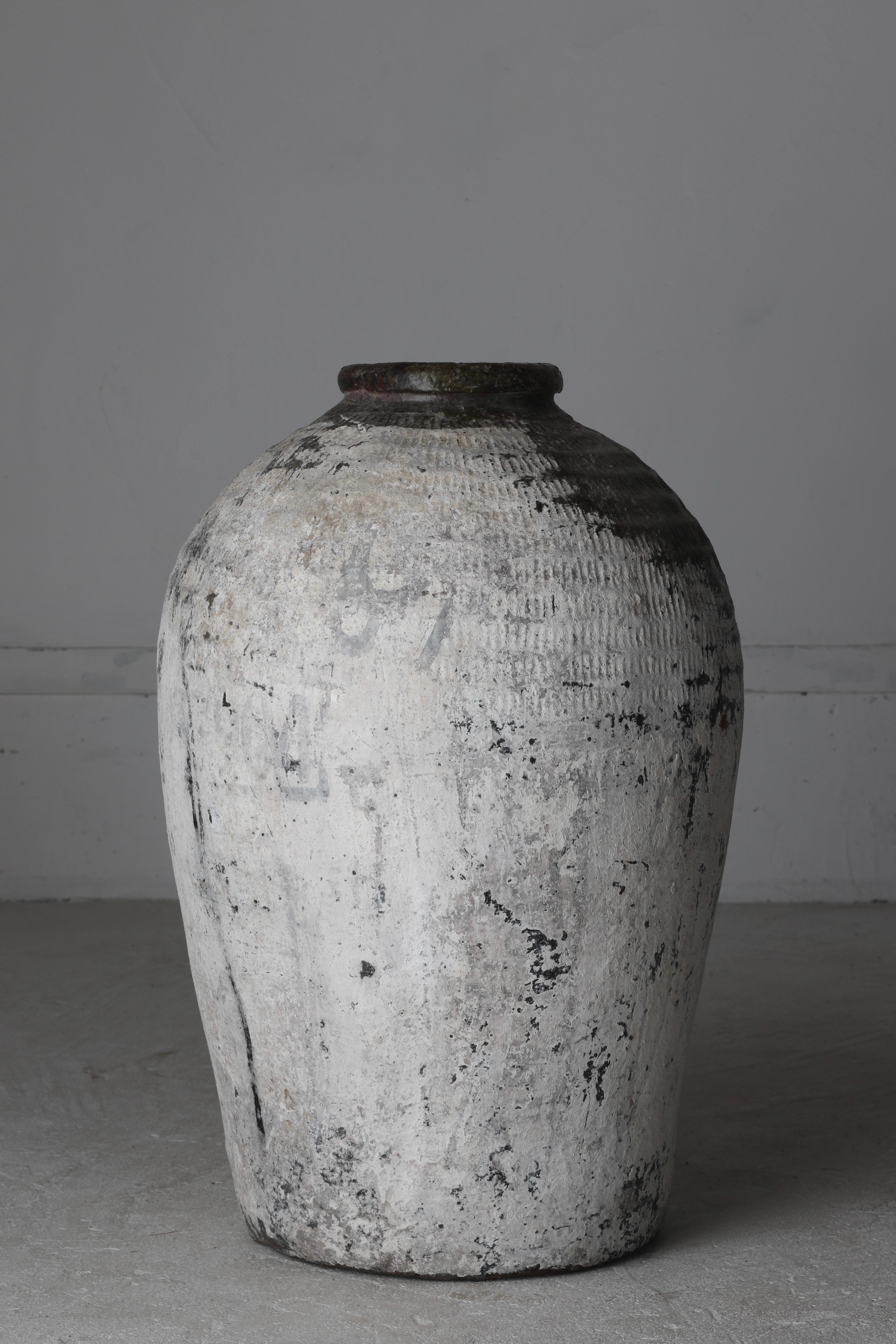 Jarre à saké striée de calcaire / Vase à fleurs / Wabi-sabi en vente 1