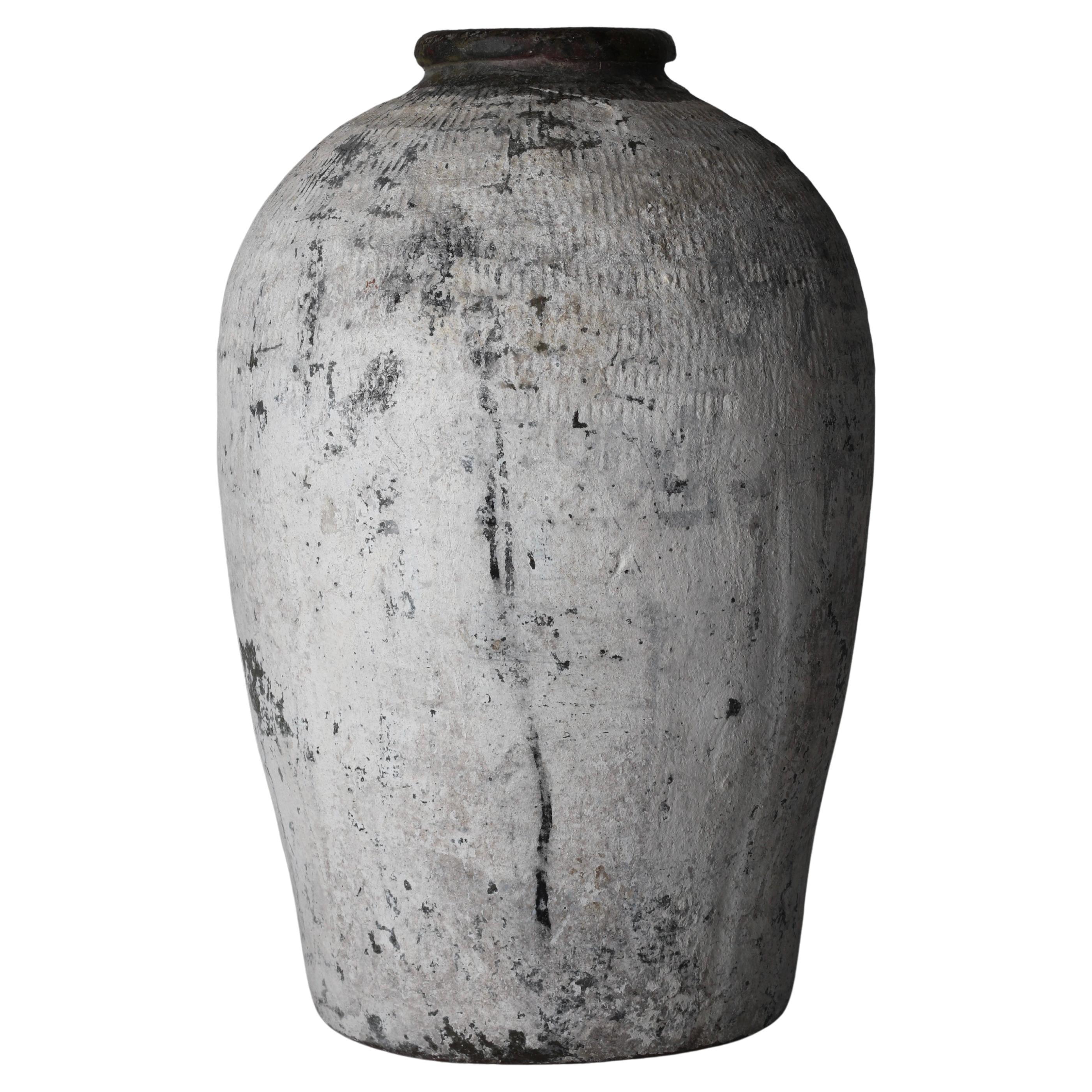 Jarre à saké striée de calcaire / Vase à fleurs / Wabi-sabi en vente