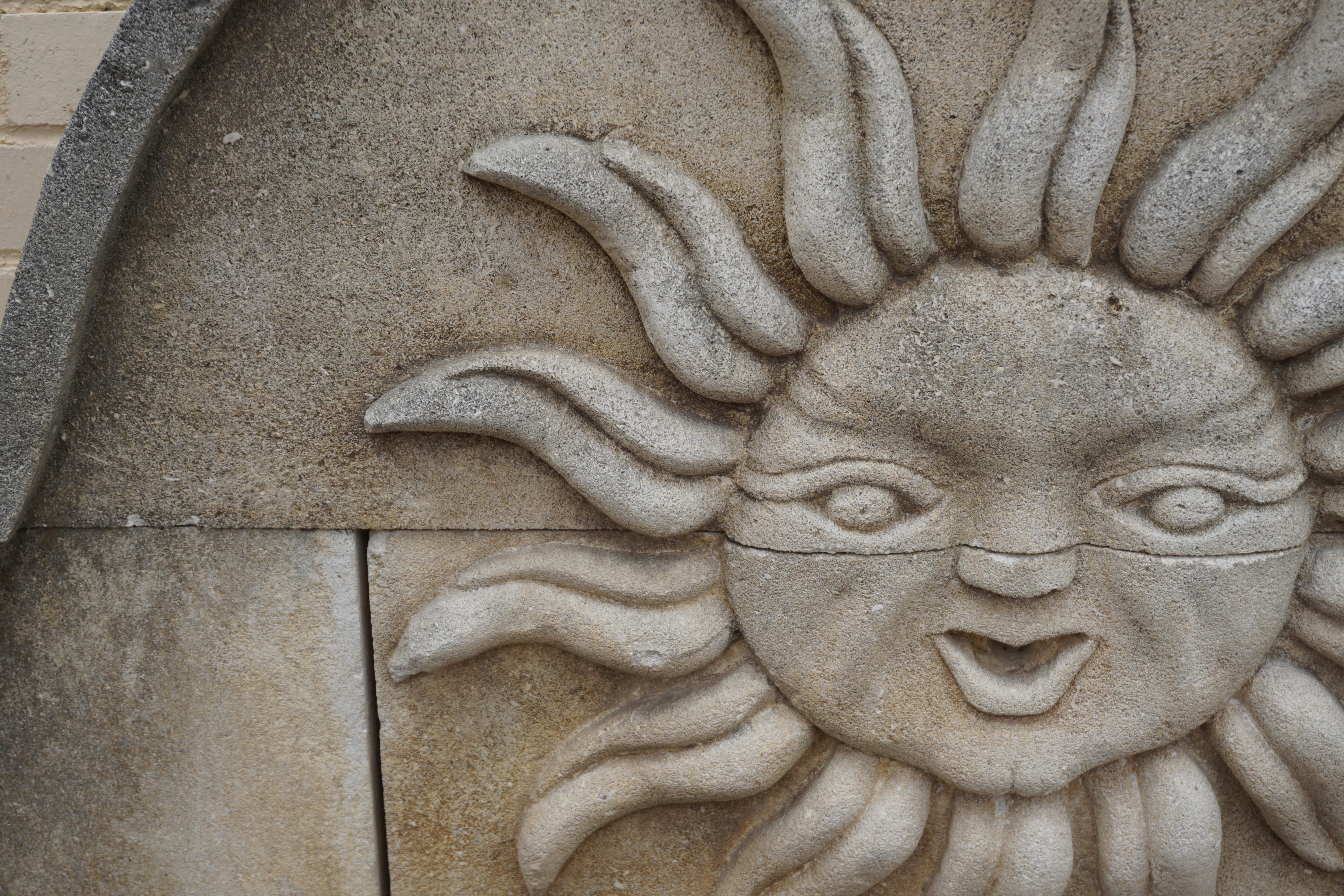 Français Fontaine murale contemporaine à soleil en pierre calcaire française en vente