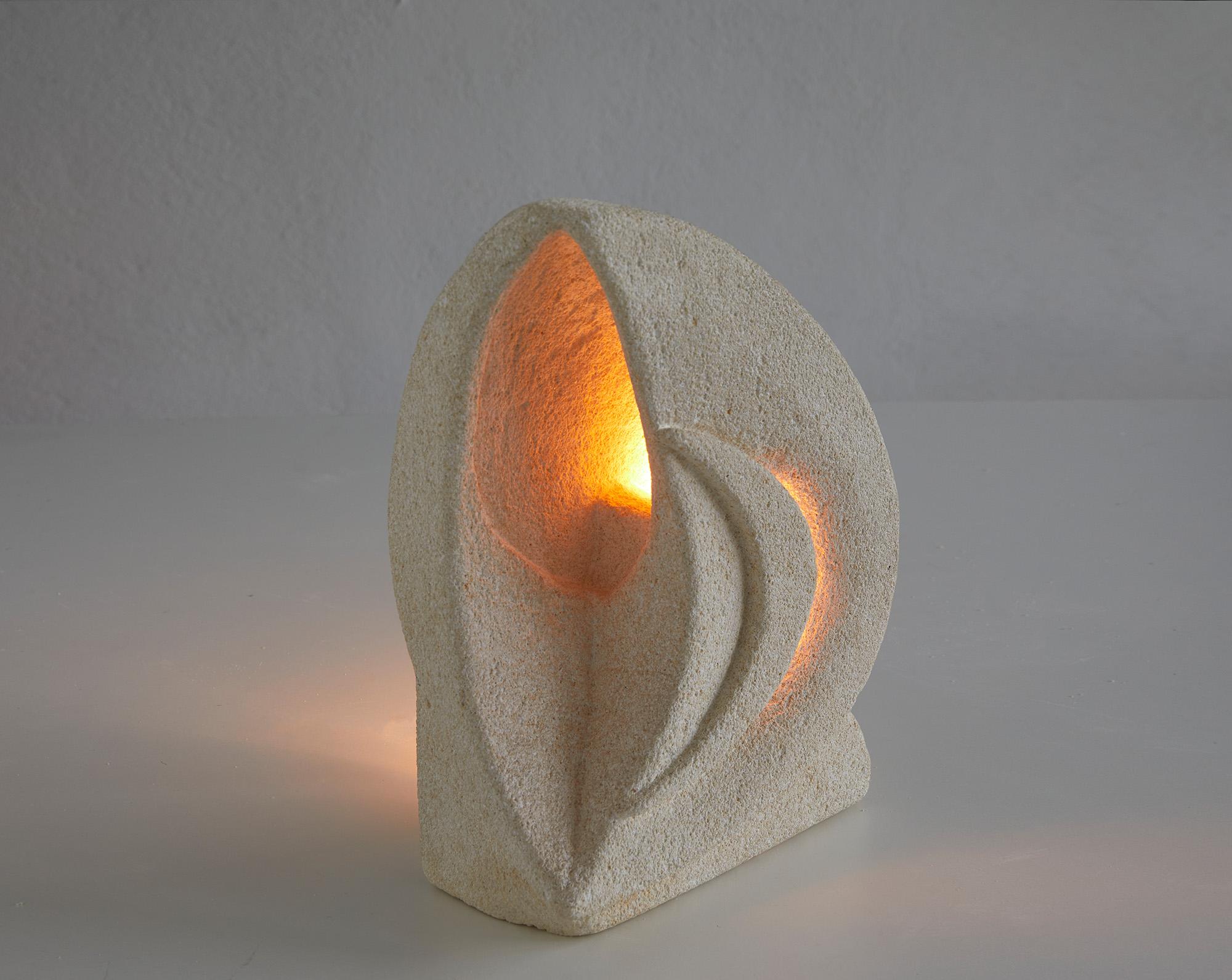 Lampe en pierre calcaire sculptée à la main par Albert Tormos, France 1970.

Cette magnifique lampe sculpturale a été sculptée à la main par l'artiste français Albert Tormos à St. Tropez vers 1970. 

Il fonctionne avec une ampoule E14 et produit un