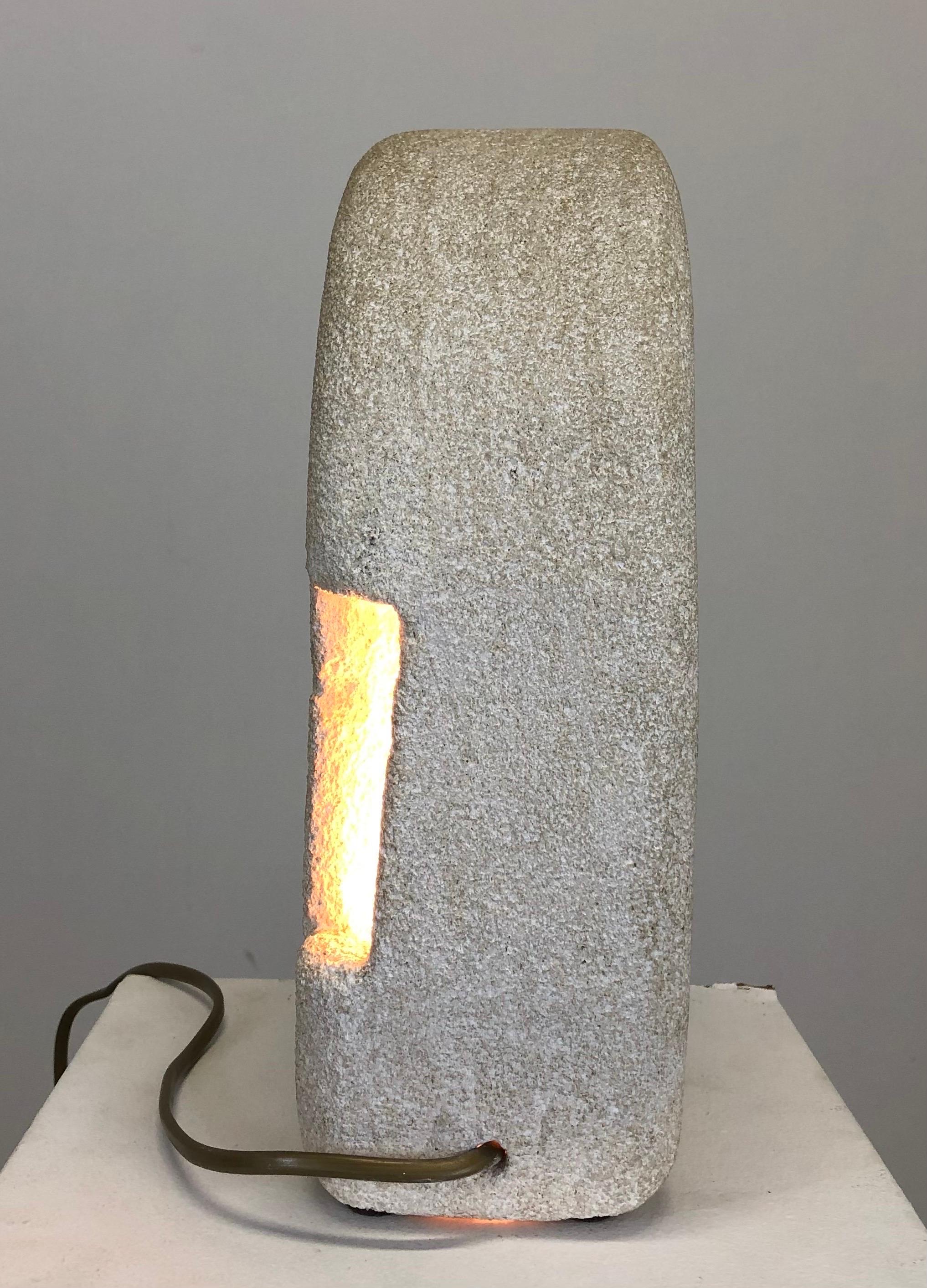 Limestone Table Lamp by Albert Tormos, France, 1970s In Good Condition For Sale In SOTTEVILLE-LÈS-ROUEN, FR