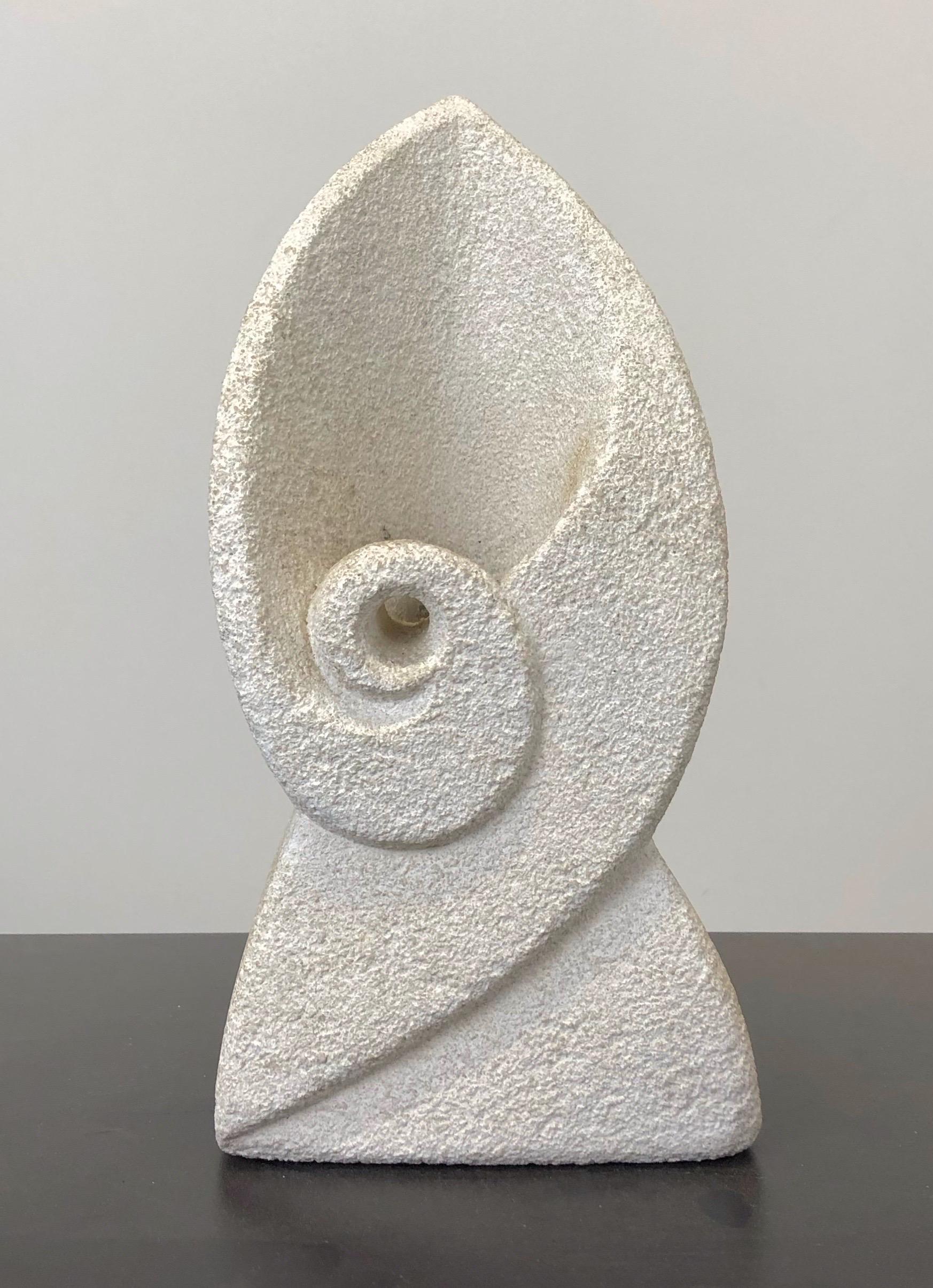 Lampe en pierre calcaire sculptée des années 1970, France. 

Signé 