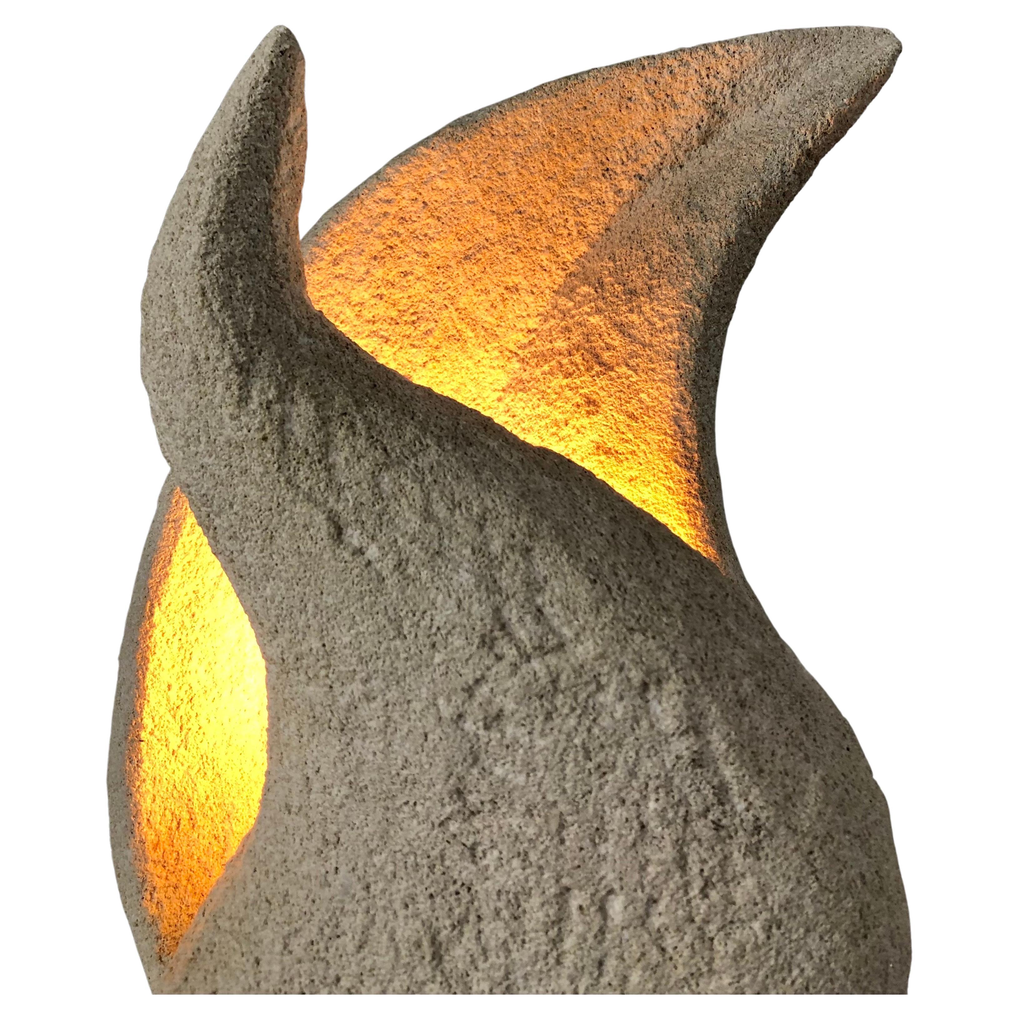 Lampe en pierre calcaire sculptée des années 1970, France. 

Entièrement recâblé avec interrupteur et douille d'ampoule E14.

Une forme étonnante.