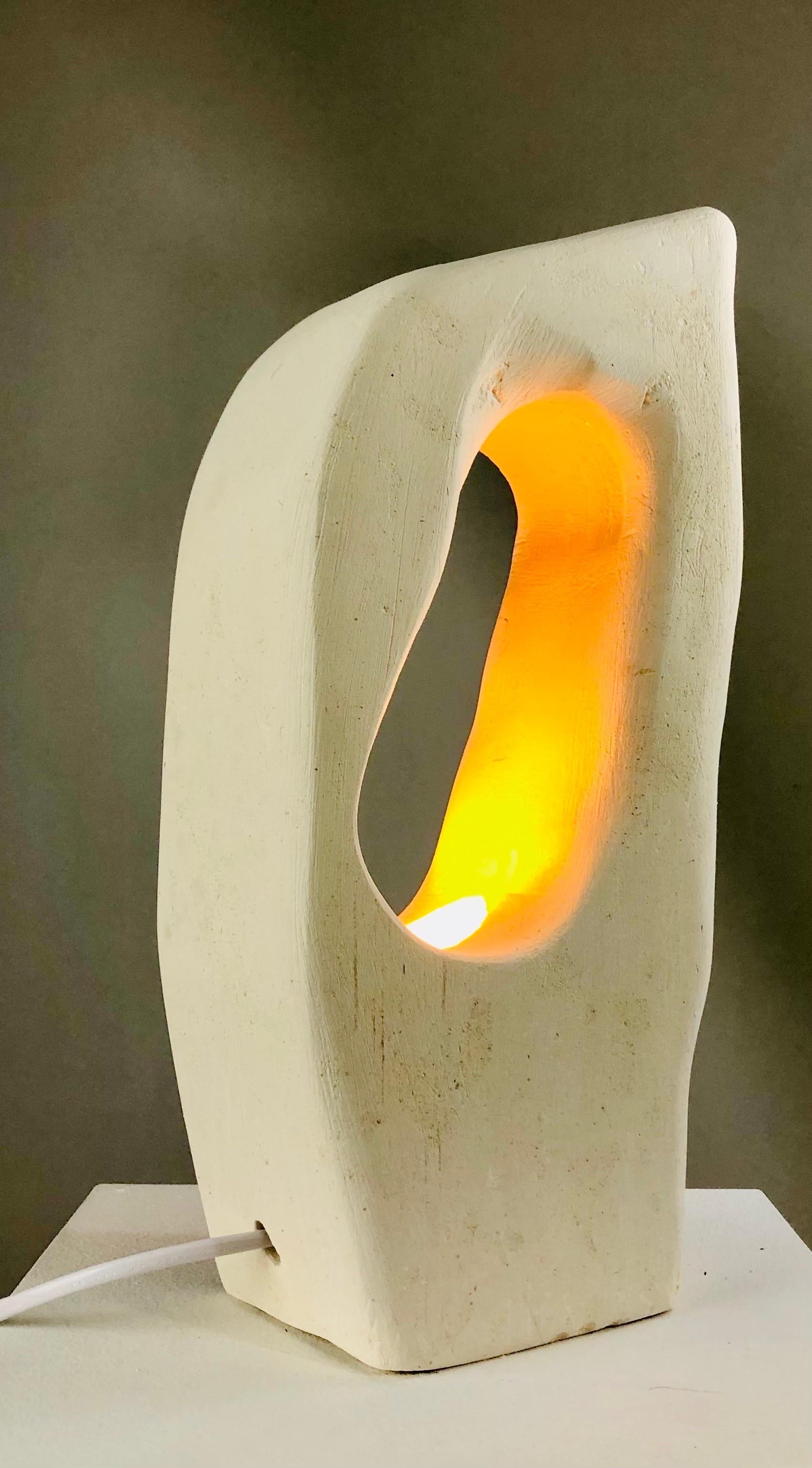 Sculpté à la main Lampe de table calcaire, France en vente