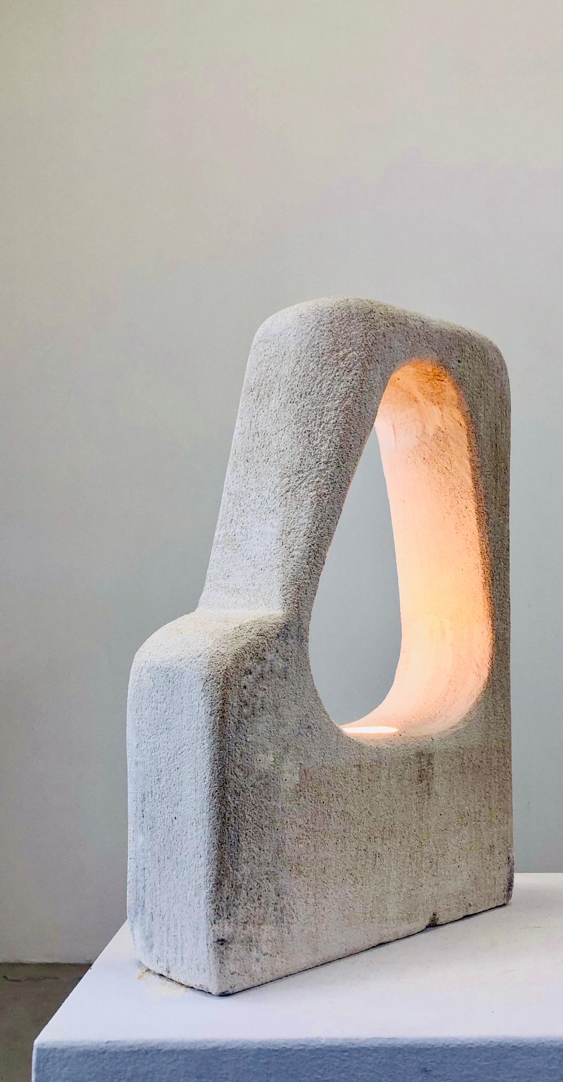 Une lampe en calcaire massif sculpté par Michel Bonhomme, France. 

Entièrement recâblé avec interrupteur et prise E14.

Une forme étonnante.