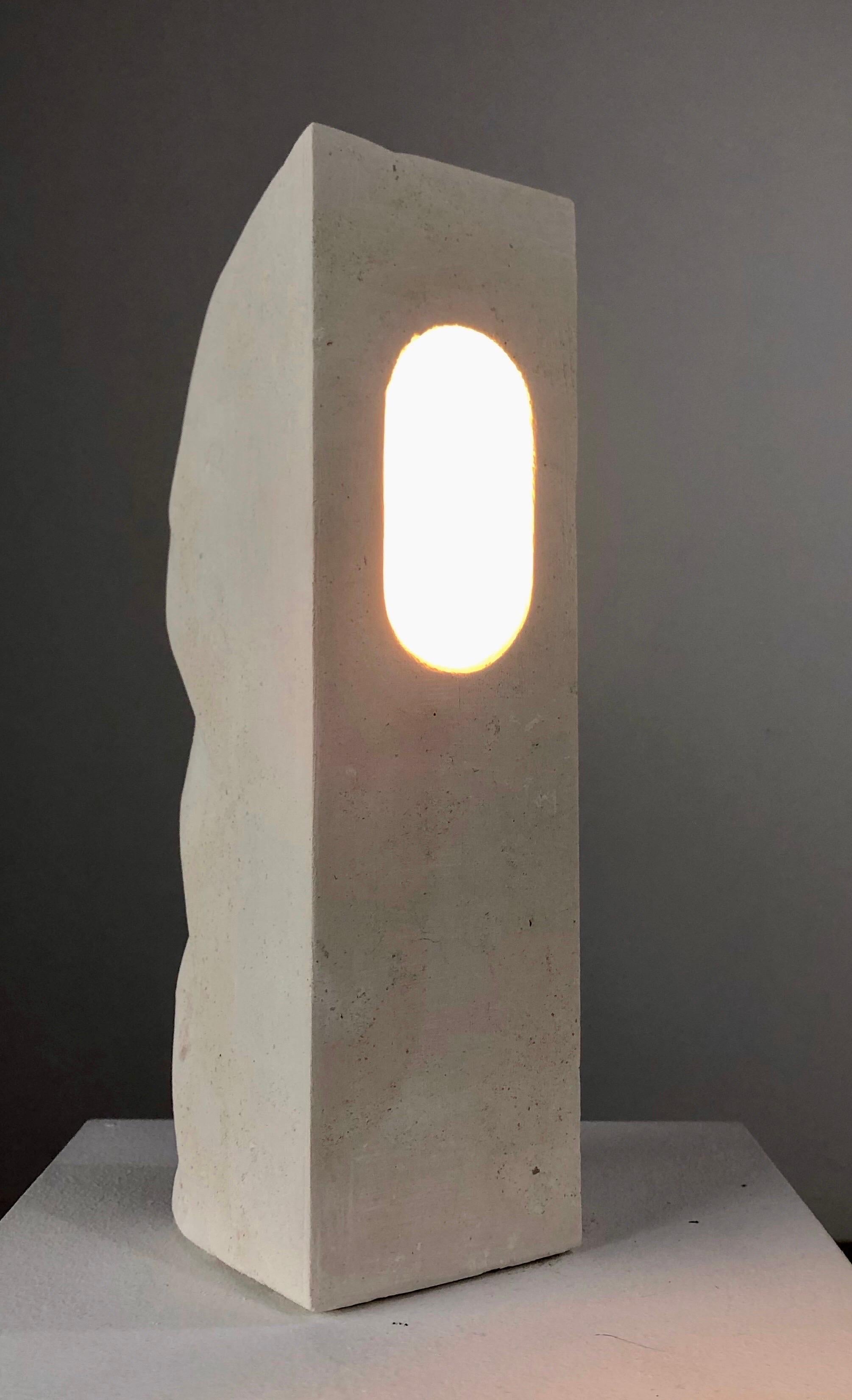 Tischlampe aus Kalkstein, Michel Bonhomme, Frankreich, 2010 (Handgeschnitzt) im Angebot