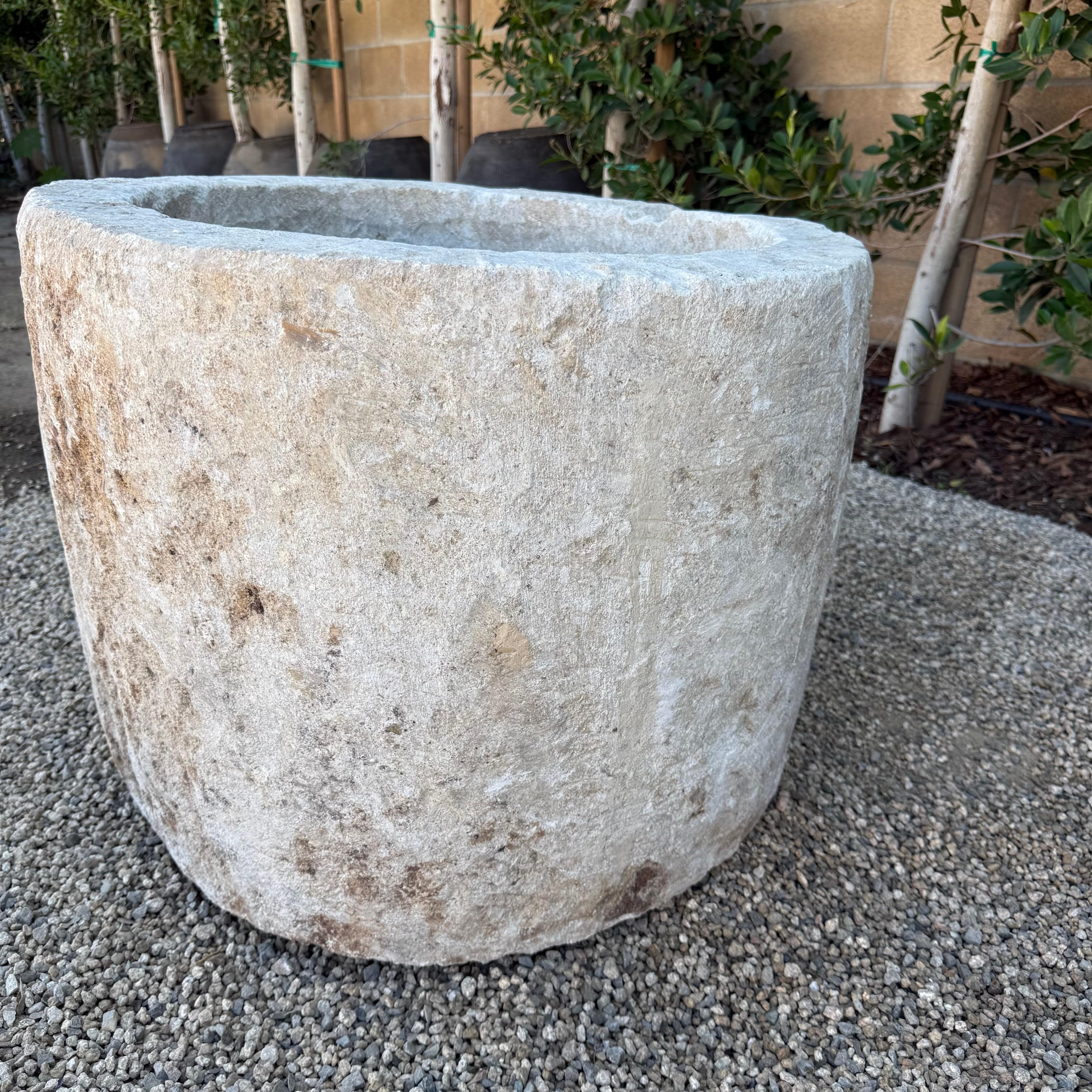 Kalksteintrog oder Pflanzgefäß für drinnen oder draußen (20. Jahrhundert) im Angebot