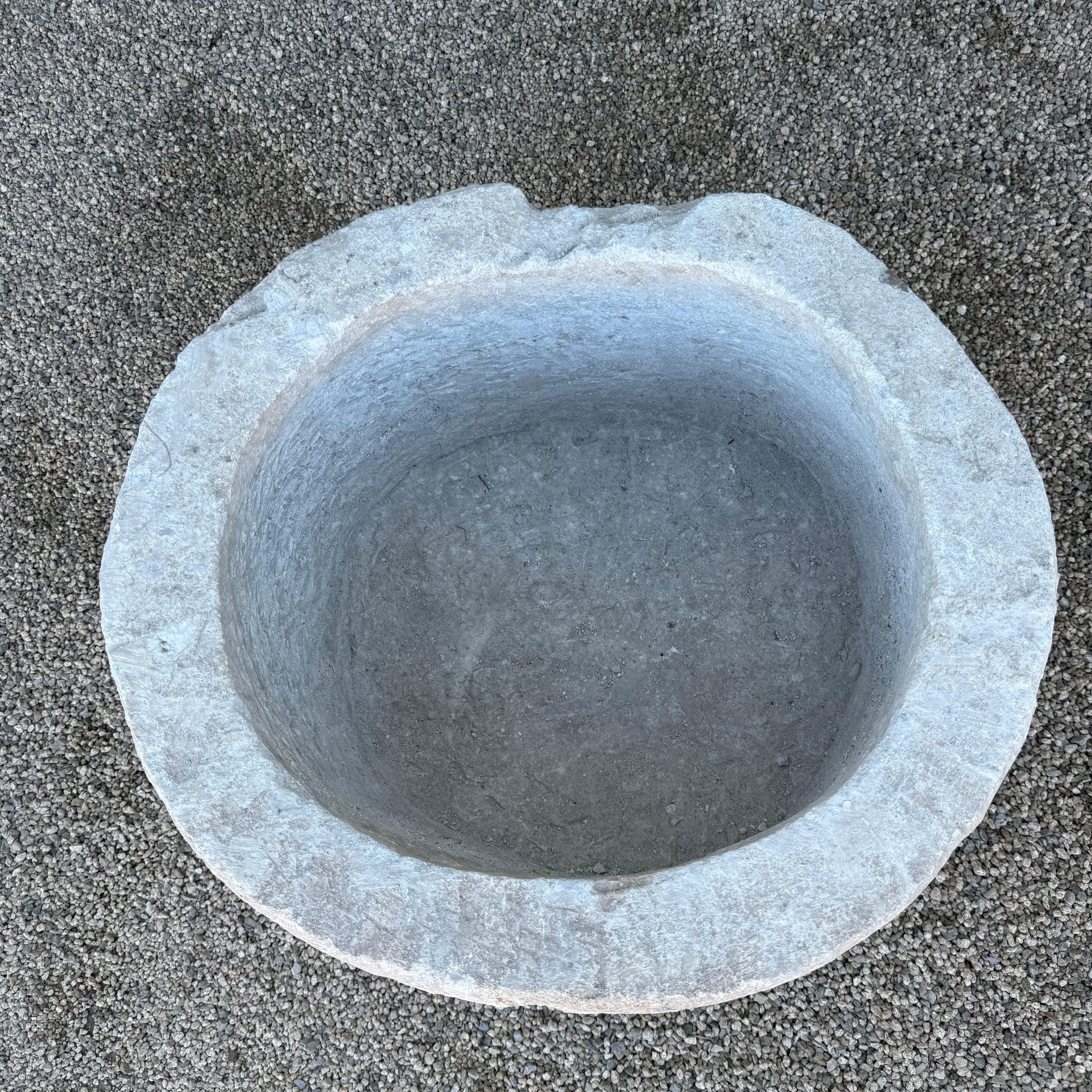 Kalksteintrog oder Pflanzgefäß für drinnen oder draußen im Angebot 1