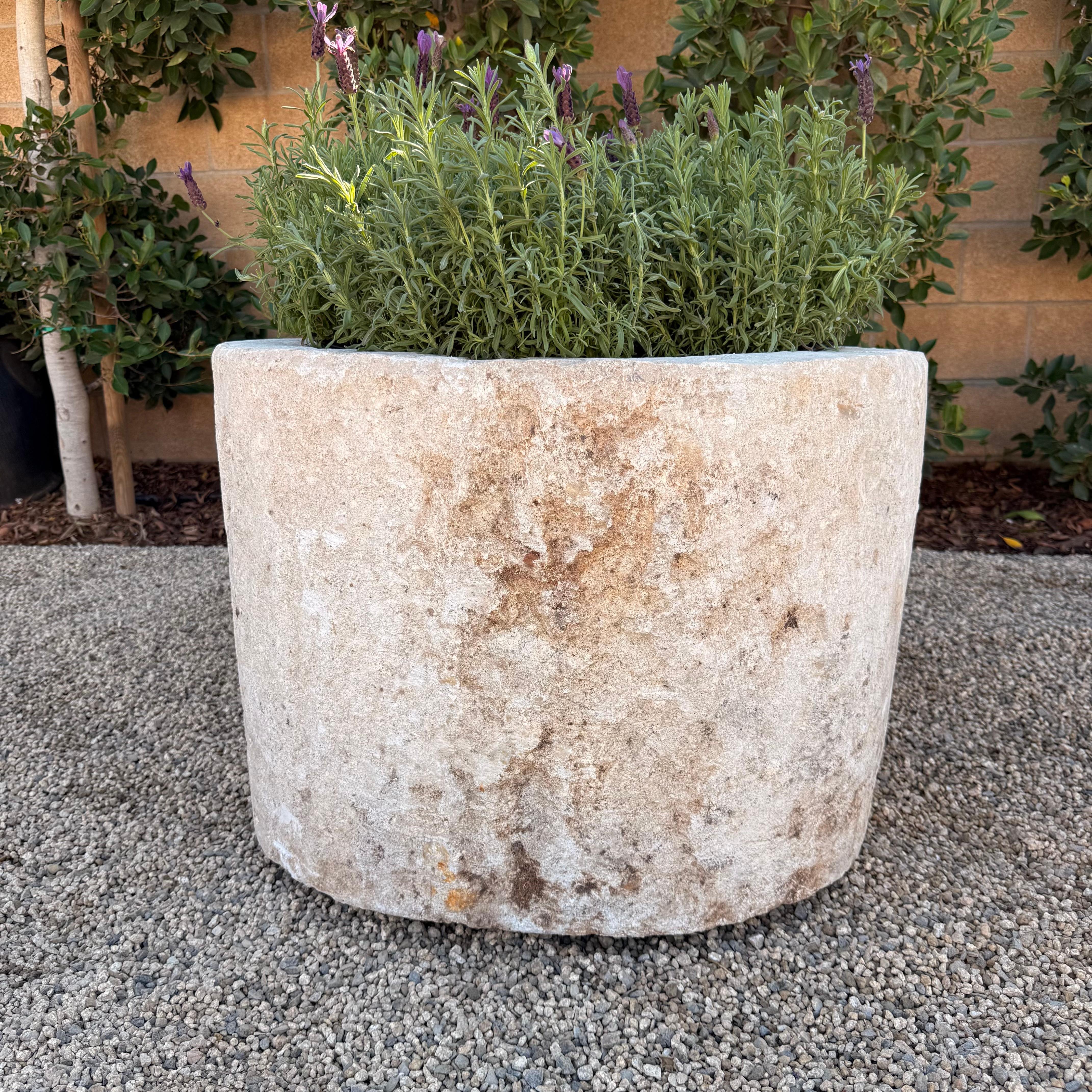 Kalksteintrog oder Pflanzgefäß für drinnen oder draußen im Angebot 2