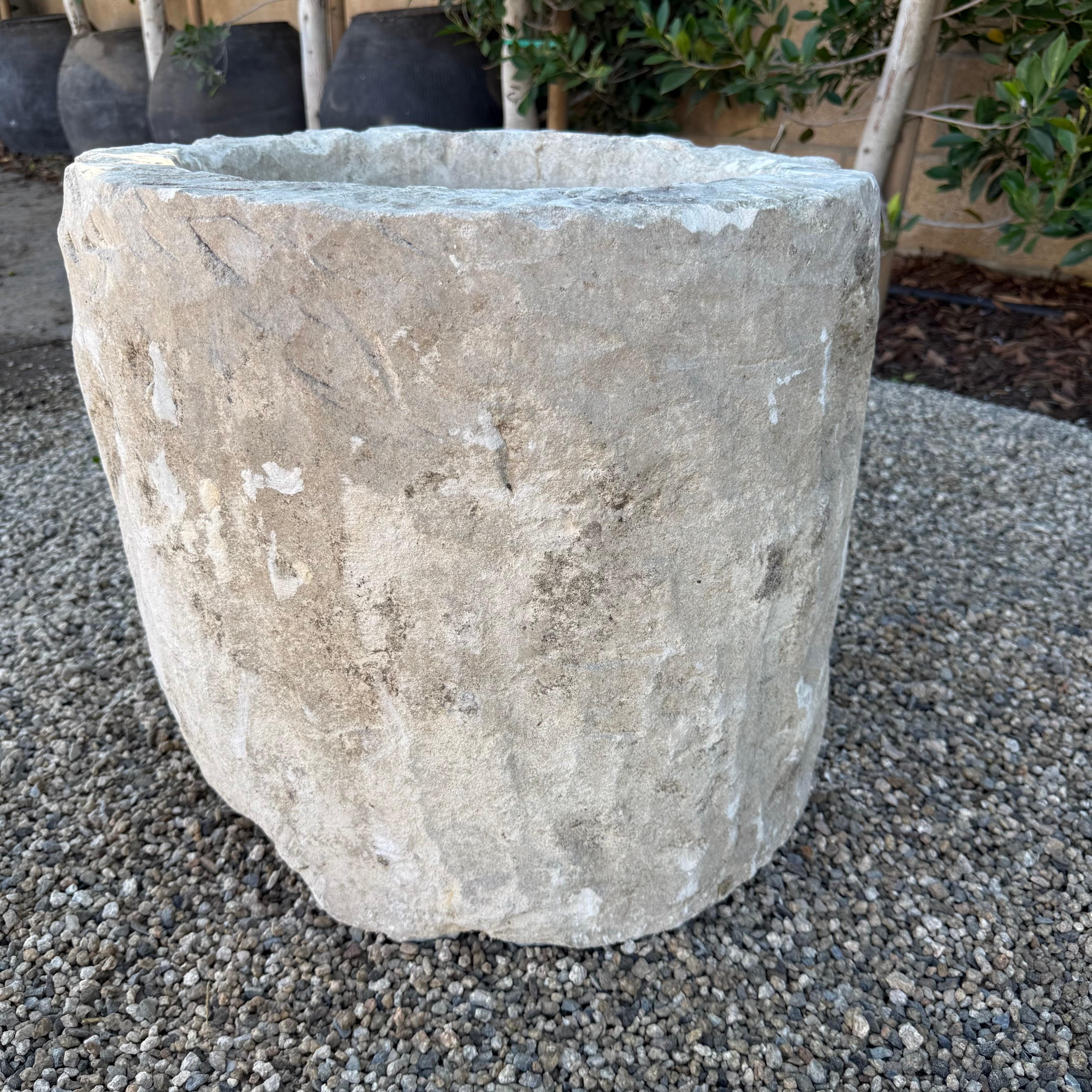 Kalksteintrog oder Pflanzgefäß für den Garten oder das Haus im Angebot 2