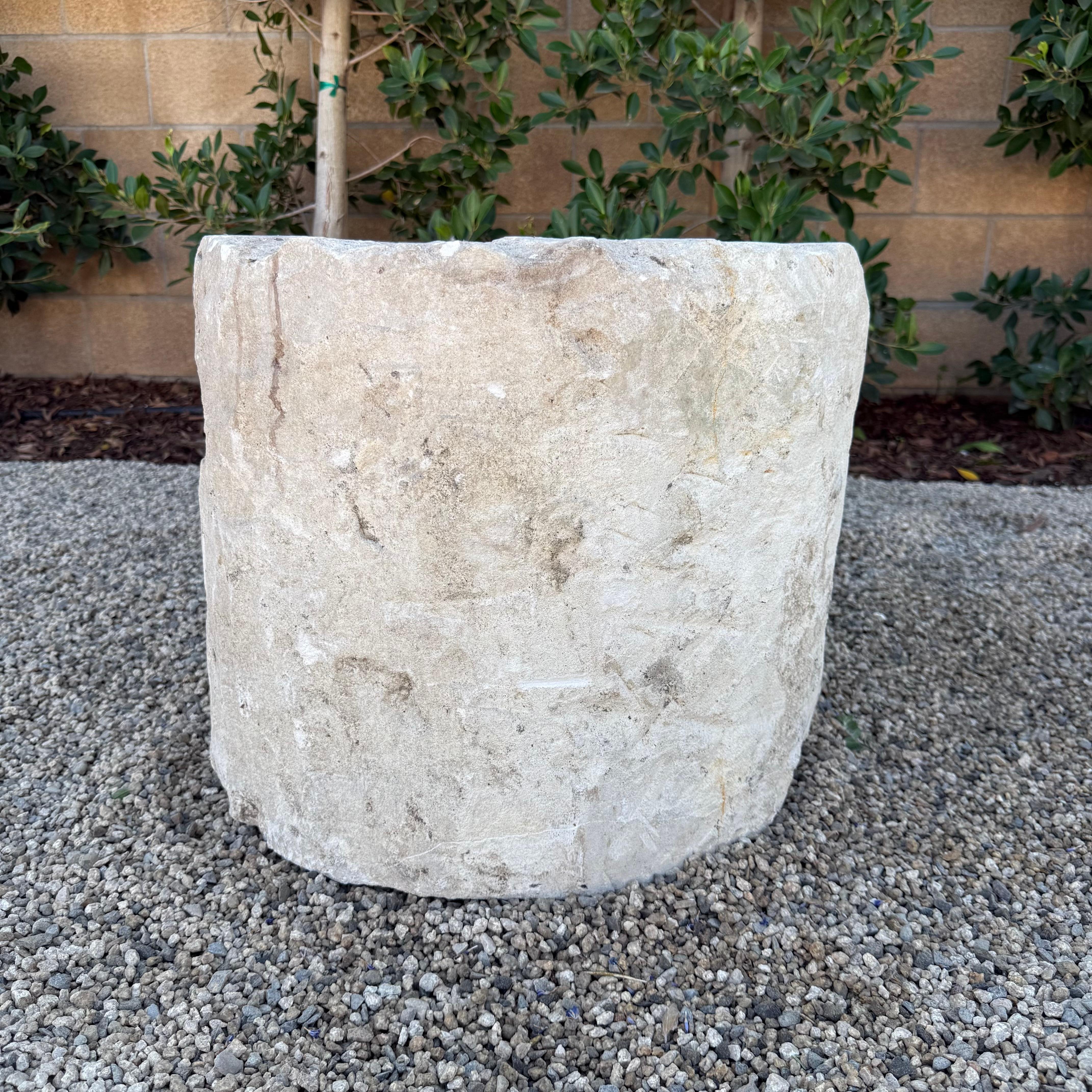 Kalksteintrog oder Pflanzgefäß für den Garten oder das Haus (20. Jahrhundert) im Angebot