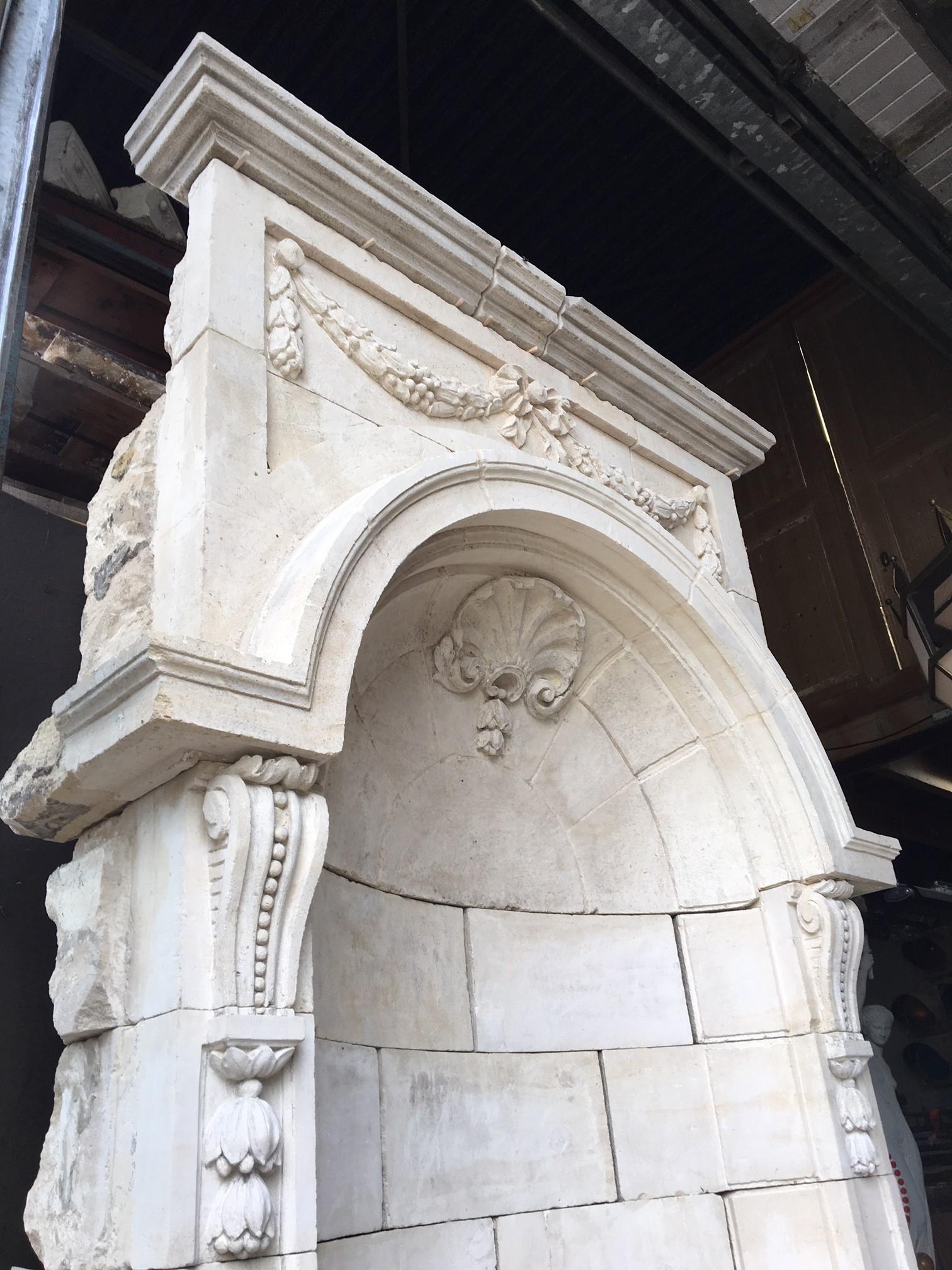 Limestone Wall Fountain In Good Condition In Baambrugge, NL