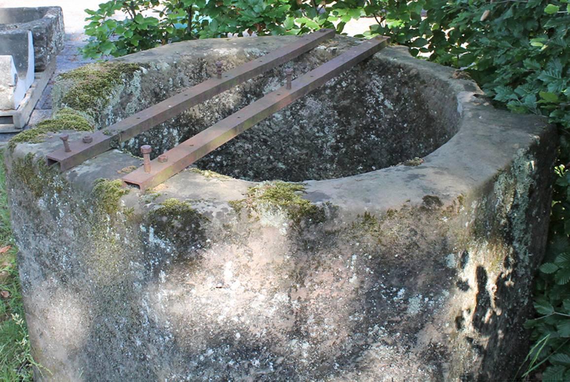 Limestone Well Head with Original Surface and Patina from the 18th Century In Fair Condition In Udenhout, NL