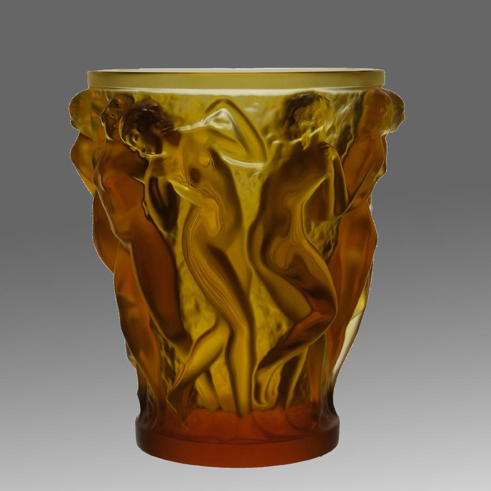 Très impressionnant vase en verre ambré doré en édition limitée, décoré de bacchantes dansant nues dans des poses et des couples variés. Cet exemplaire fabuleux est rehaussé de zones brunies, d'une couleur riche et profonde et d'une fabuleuse