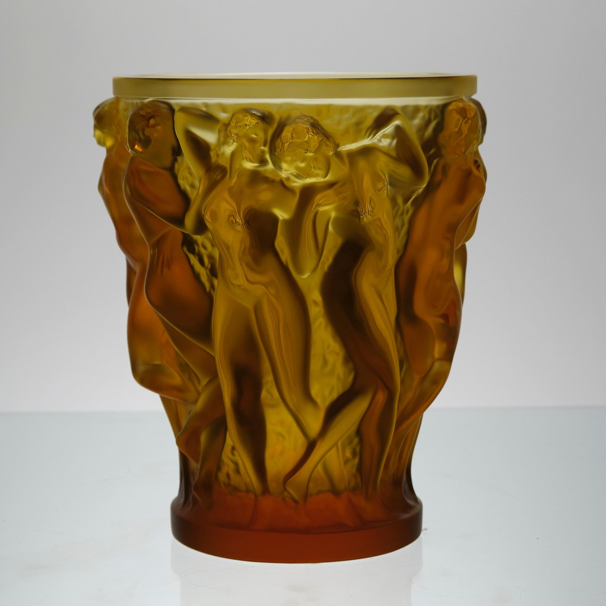 Français Vase « Bacchantes » en verre de cristal ambré à édition limitée pour l'anniversaire de Lalique
