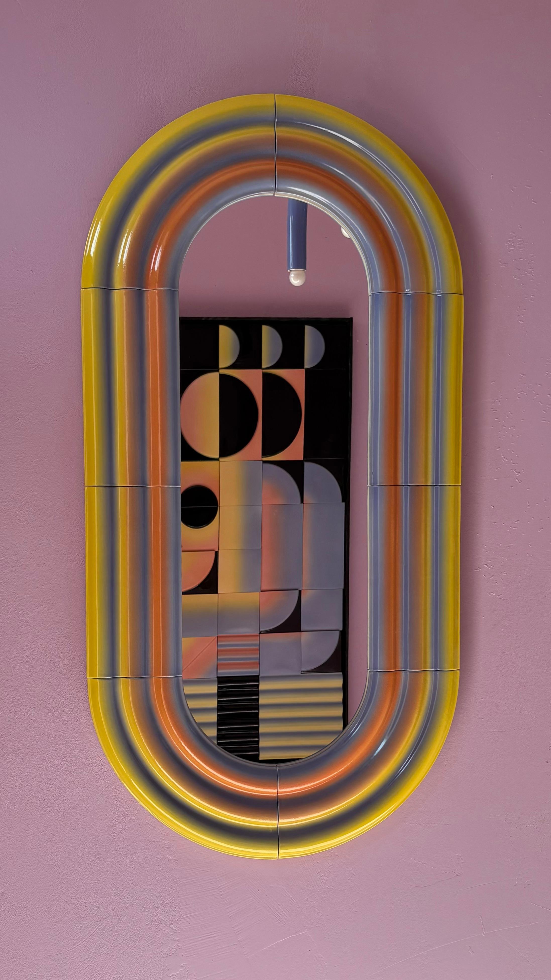 Versione limitata dello specchio degli ELO nei toni del rosa, del lilla e del giallo.

Nella nuova collezione Mirrors, Pani Jurek esplora la ceramica e il potenziale riflettente delle superfici a specchio. Ispirate all'effetto increspatura