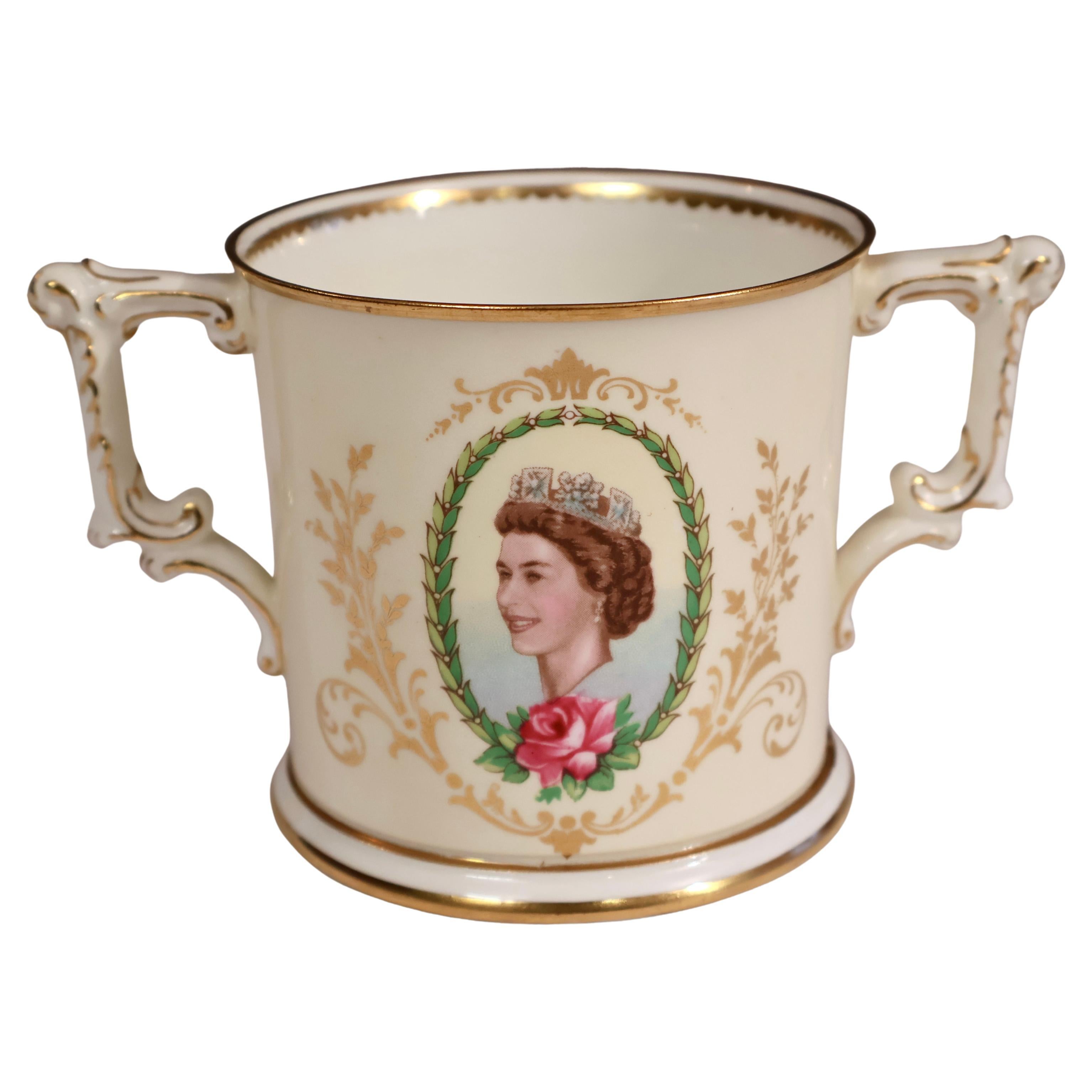 Edition limitée. Coupe commémorative du couronnement de la reine Élisabeth II, Royal Crown Derby