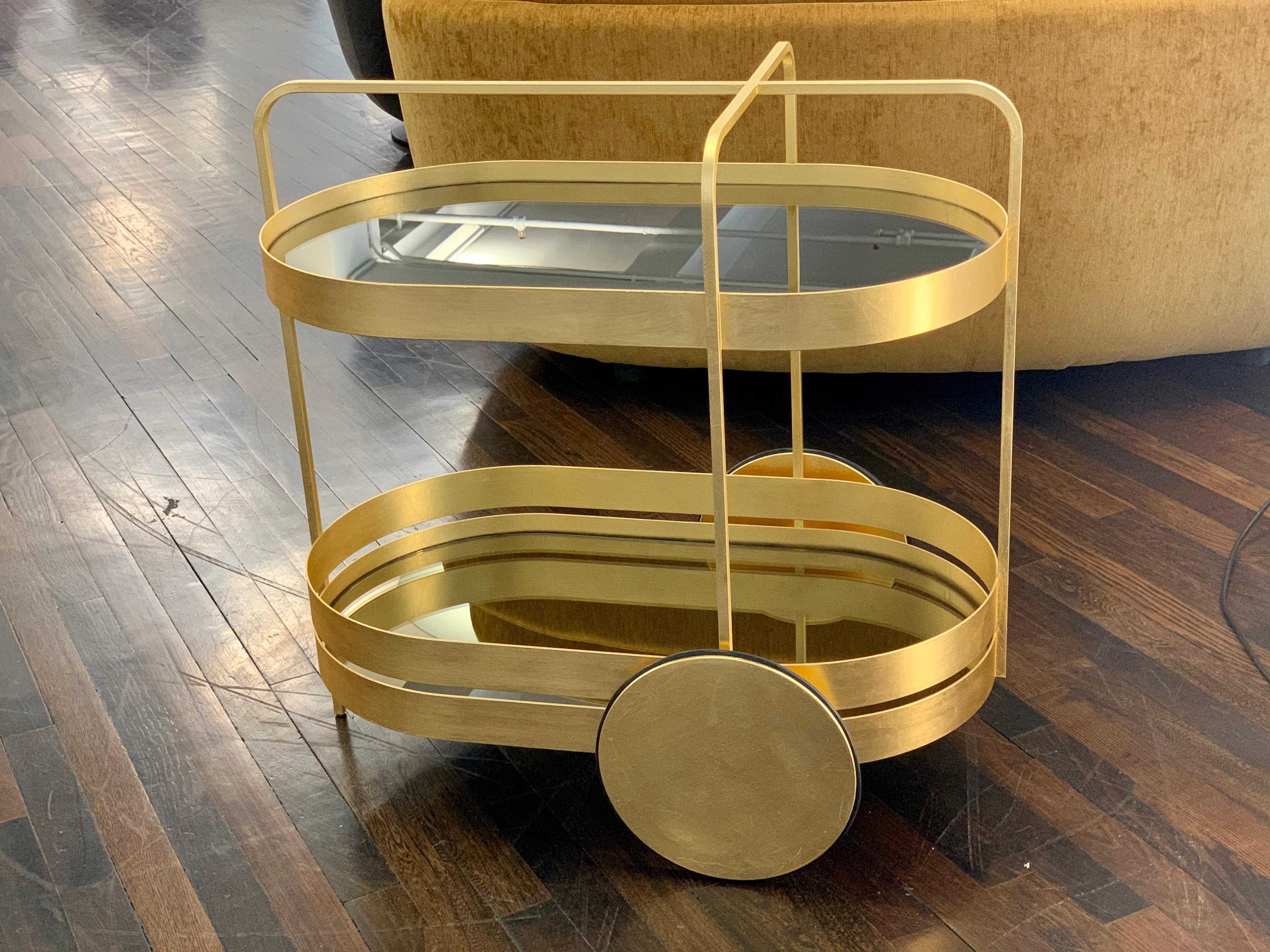 Glamour and grace. The Grace gold edition serving trolley is an absolute interior highlight, available in a limited edition of just 50 units. Its Minimalist forms are the perfect example of a modern take on the Classic serving trolley. Clean lines