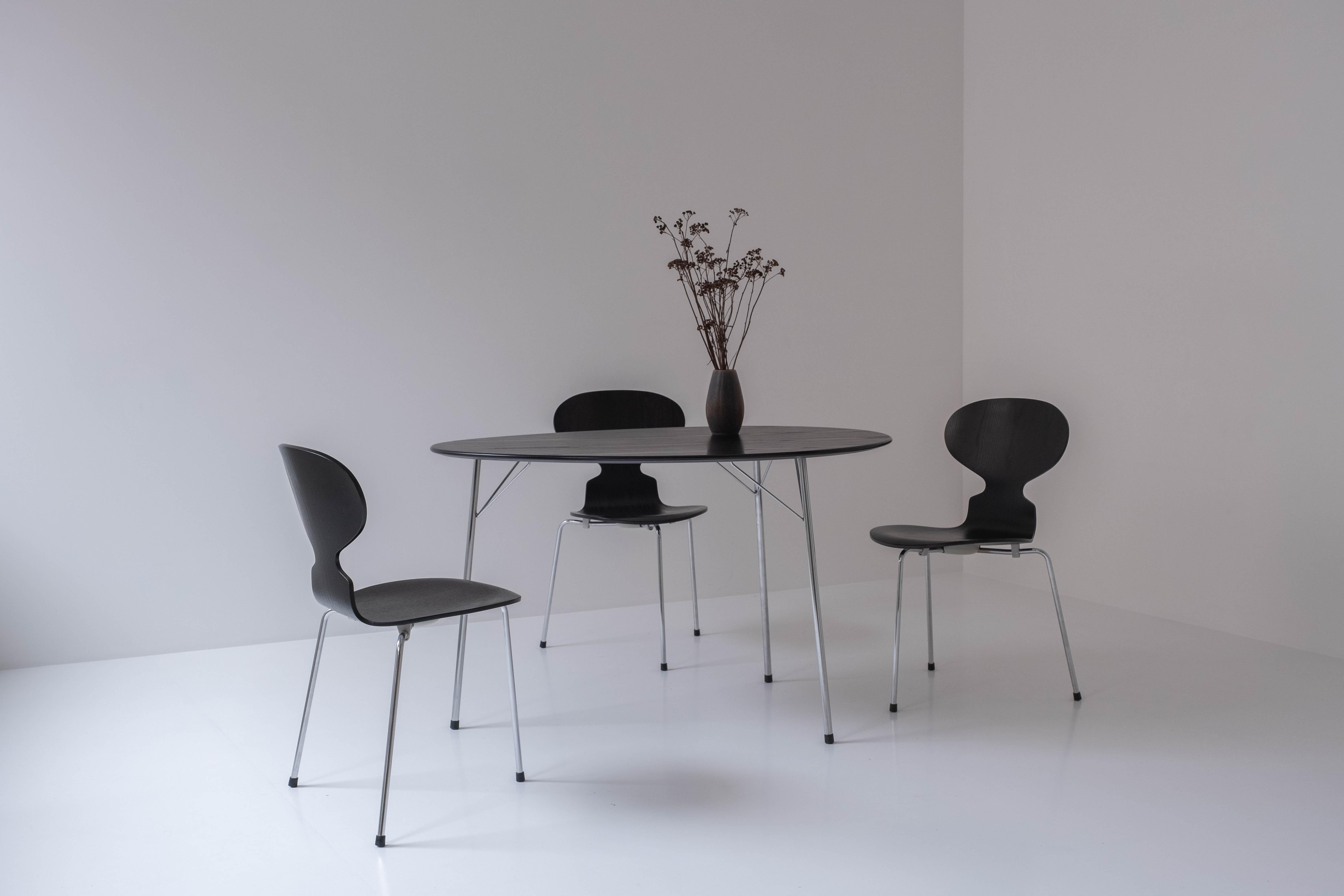 Rare ‘100th Anniversary’ set by Arne Jacobsen for Fritz Hansen. Originally designed in 1952, this set was released for the 100th anniversary of Arne Jacobsen’s birth. Only a limited production of 2000 pieces were sold worldwide and became highly