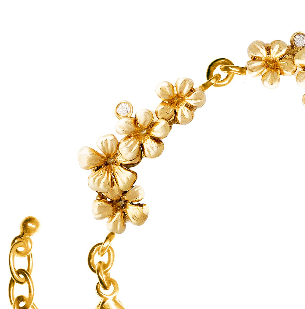 This contemporary link bracelet from the Plum Blossom collection is crafted from 18 karat yellow gold and features 8 round diamonds (0.24 carat). The intricate design of the petals adds an extra level of shine to the gold, while the diamonds provide
