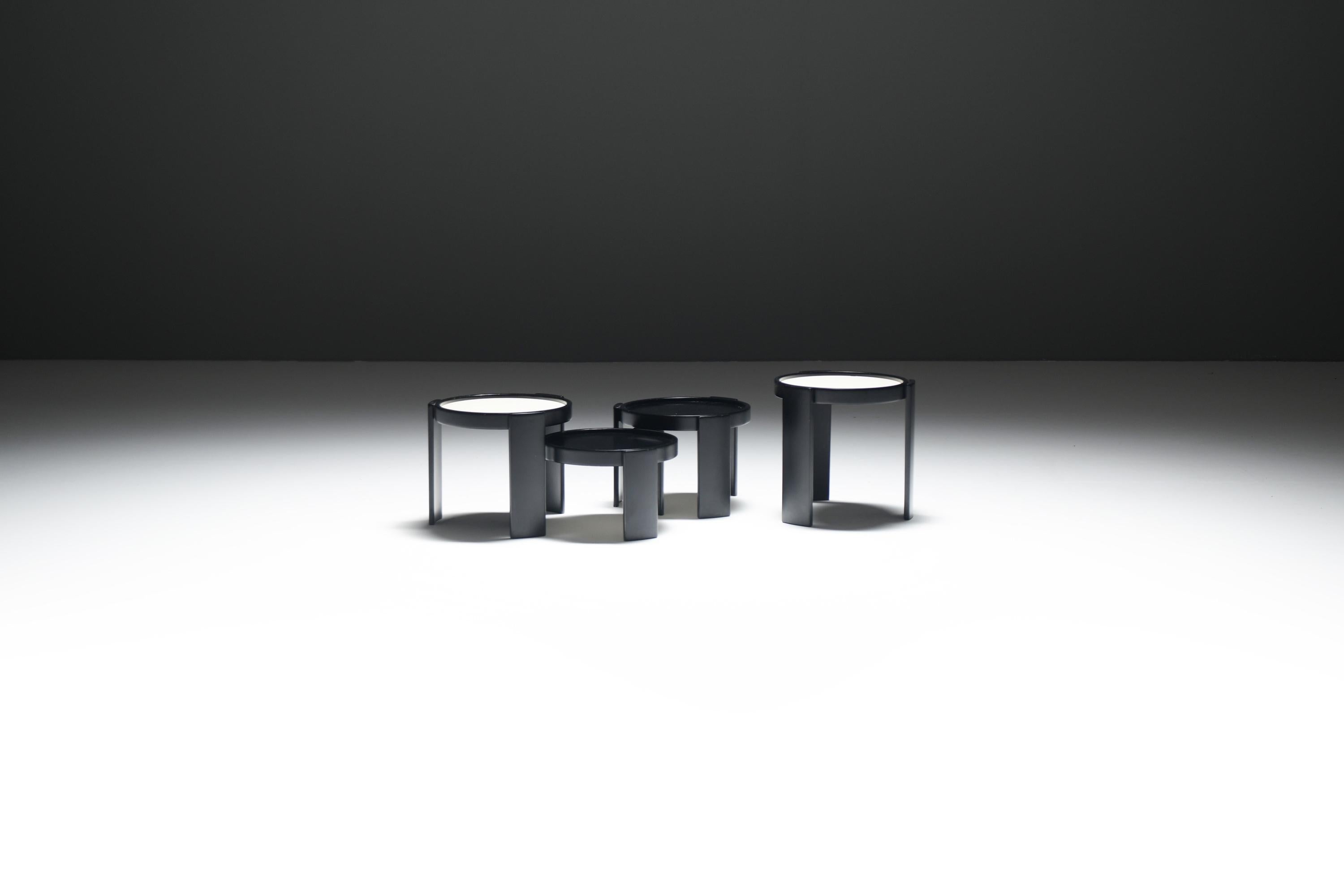 Tables gigognes Cassina 780 - Gianfranco Frattini - Édition spéciale limitée noir satiné (1985)
Ensemble de 4 tables d'appoint empilables par Gianfranco Frattini pour Cassina - Laque satinée, plateaux réversibles, édition limitée labellisée

Rare