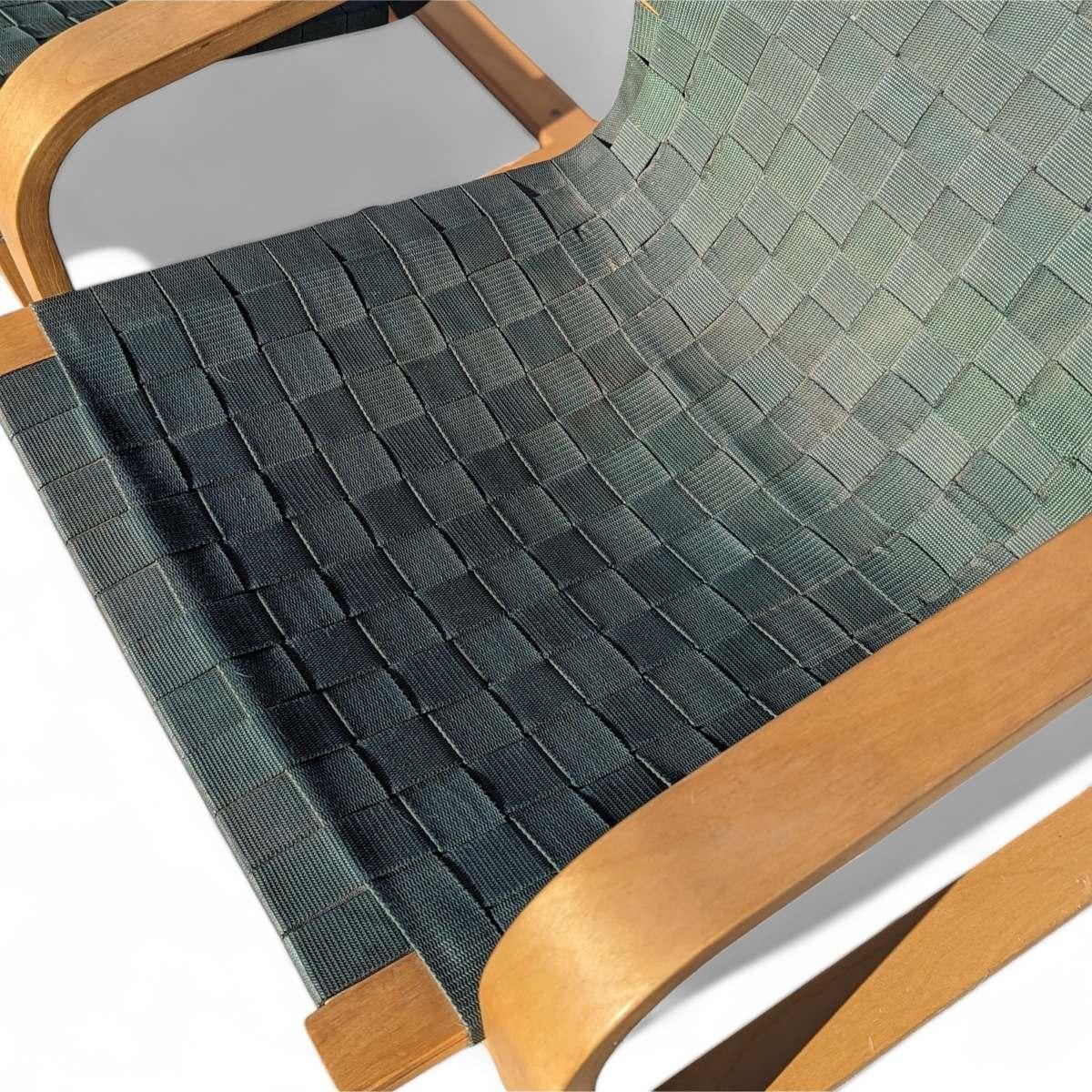 Mentre la struttura in legno curvato fa riferimento allo stile iconico di Alvar Aalto, la seduta e lo schienale intrecciati suggeriscono l'influenza del designer giapponese Noboru Nakamura, noto per il suo lavoro con IKEA.

Materiali: Struttura in