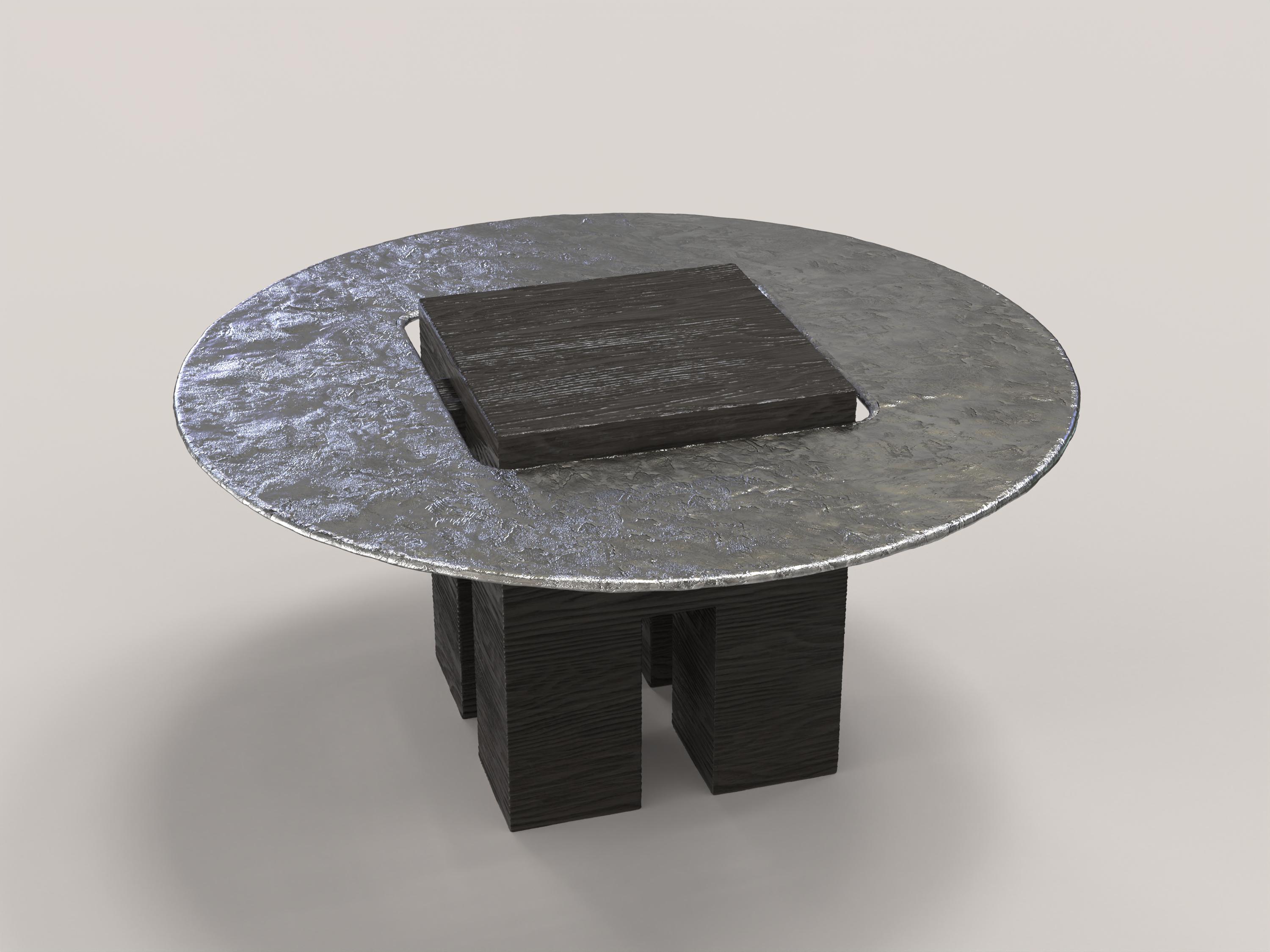Tempio V1 est une table sculpturale du XXIe siècle réalisée par des artisans italiens en aluminium et en bois de chêne peint en noir. La pièce est fabriquée en une édition limitée de 150 exemplaires signés et progressivement numérotés. Il fait