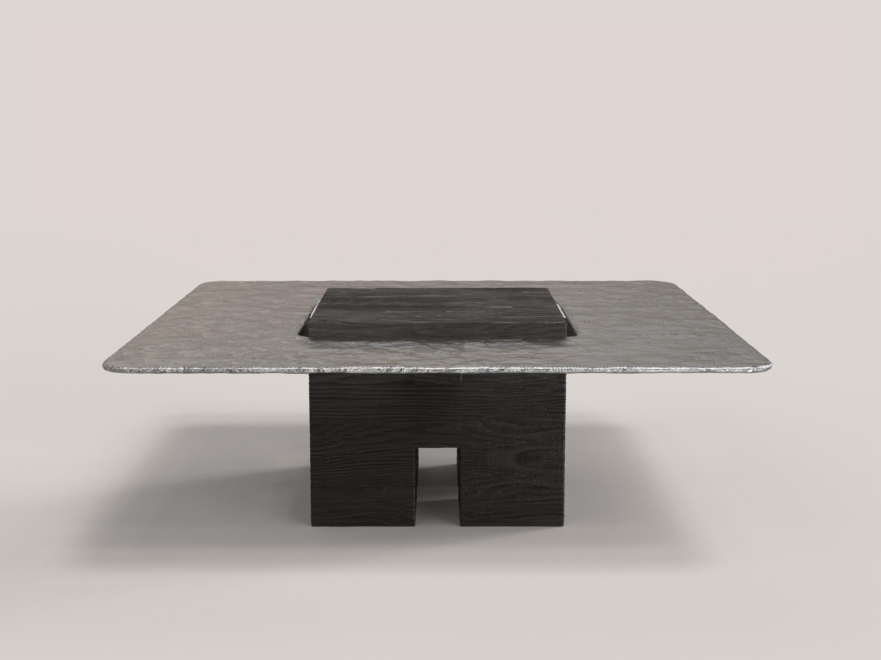 Tempio V2 ist ein skulpturaler Tisch des 21. Jahrhunderts, der von italienischen Kunsthandwerkern aus Aluminium und schwarz lackiertem Eichenholz hergestellt wird. Das Stück wird in einer limitierten Auflage von 150 signierten und fortlaufend