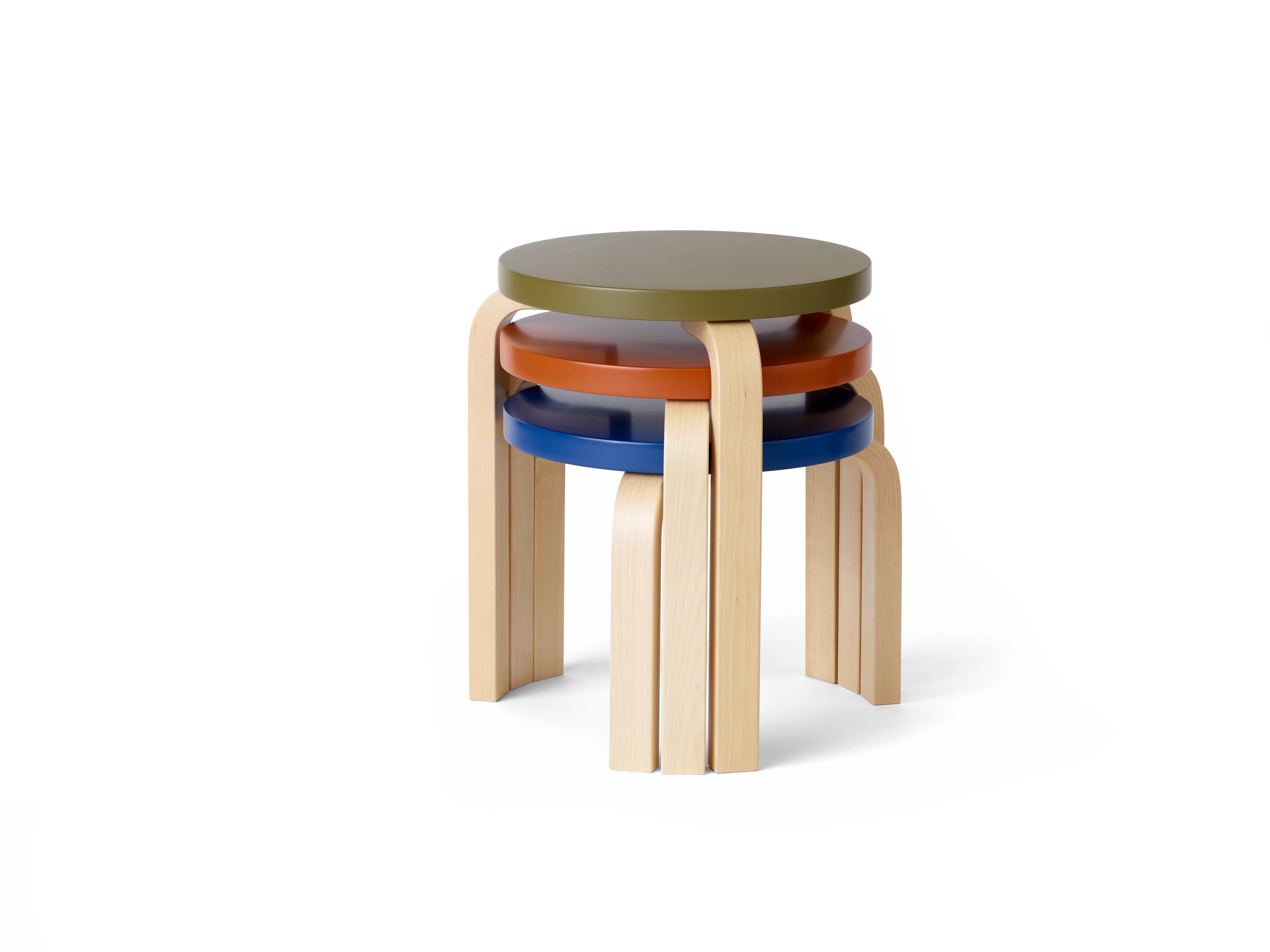Mit parallelen Wurzeln in gutem, zeitlosem Design und lokaler Beschaffung sammelten Artek + Heath kollektive Inspirationen von klassischen und aufgefrischten 2018 Coupe-Geschirrglasuren und Arteks elementarem Hockerdesign, um ein Set von