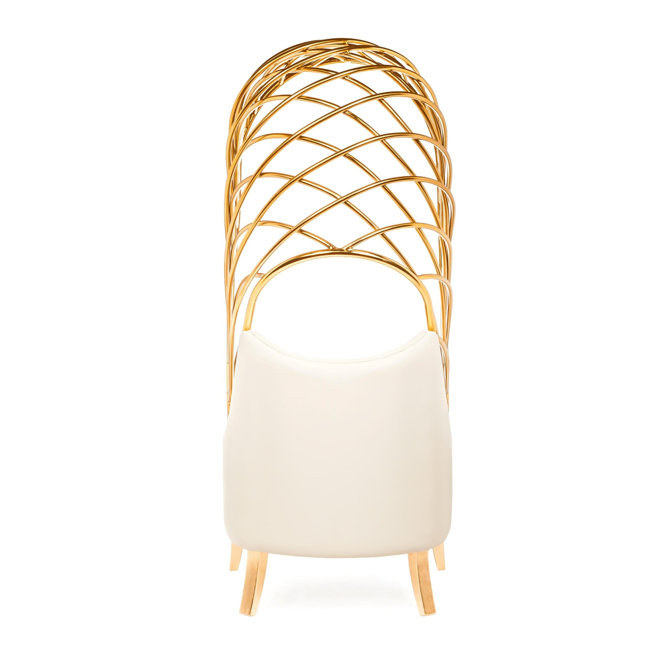 Este sillón de edición limitada revisa el concepto con su silueta envolvente y su lujoso y profundo asiento, sus sensuales curvas y su cómodo respaldo. Estas características se adaptan perfectamente al cuerpo, mientras que su estructura metálica