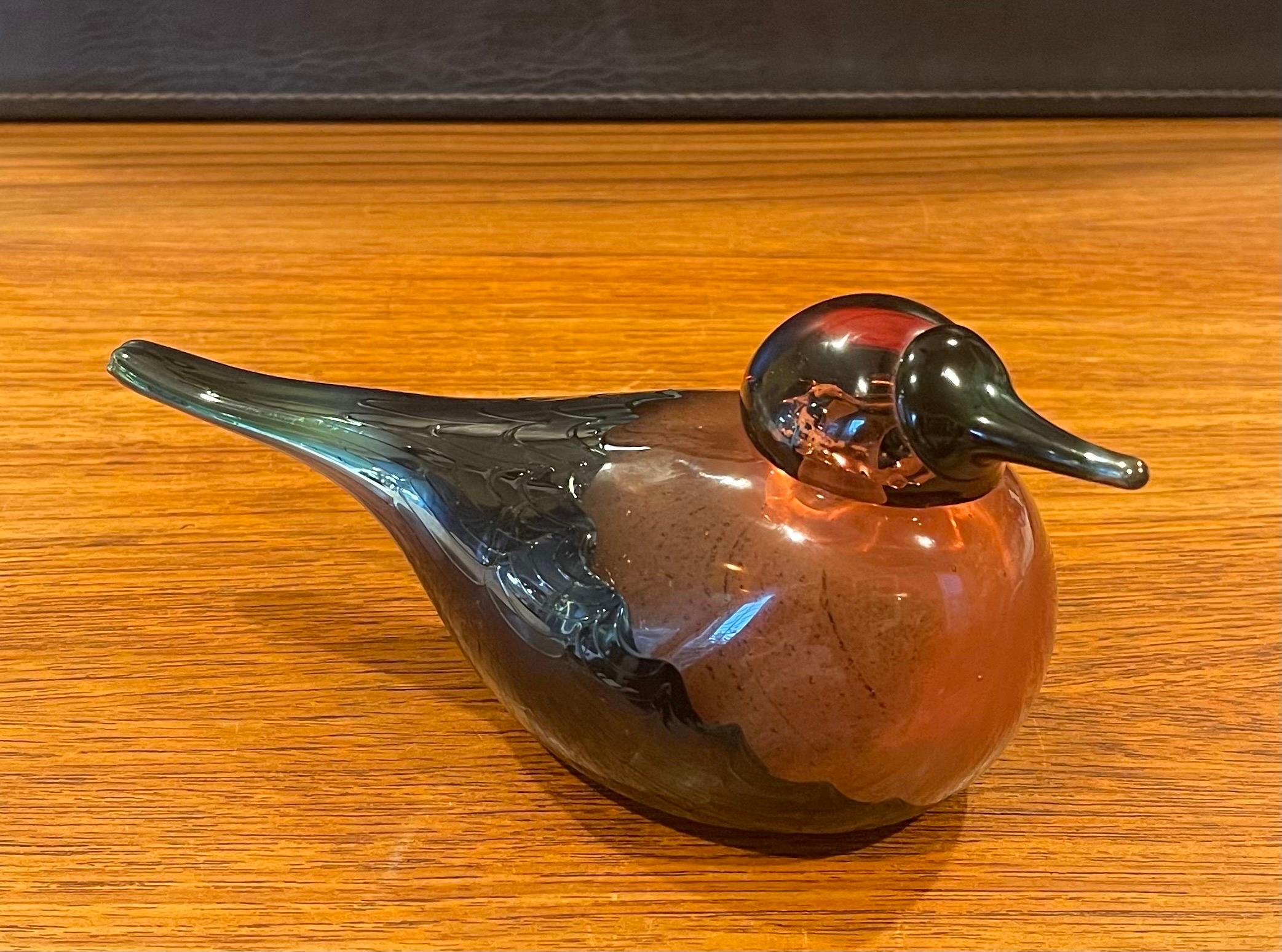 Gorgeous limited edition art glass bird sculpture by Oiva Toikka for Iittala of Finland, circa 1990s. This sculpture is mouth blown and is in great vintage condition with no chips or cracks. The piece measures 9