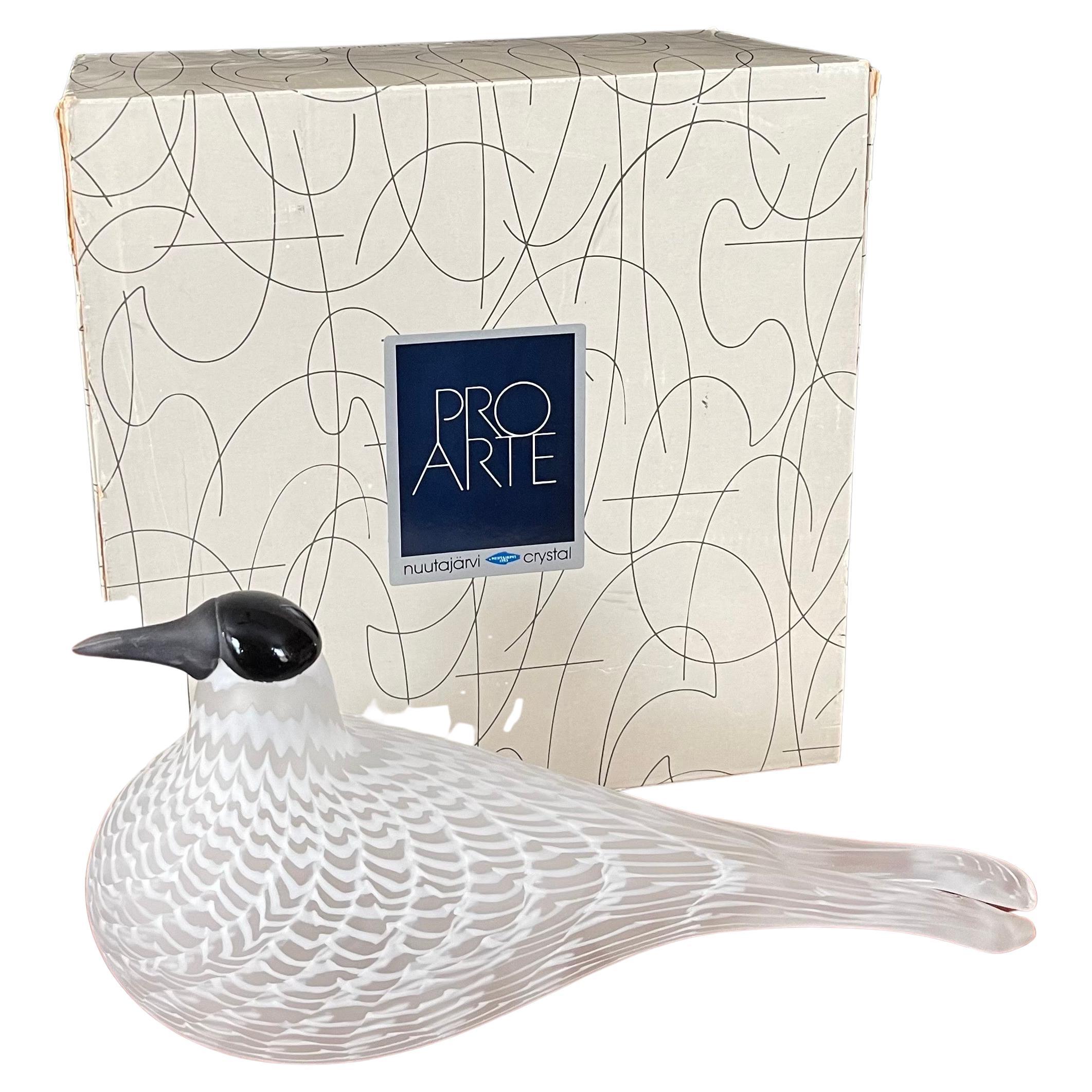 Gorgeous limited edition (791 of 3000) art glass bird sculpture, with original box, signed by Oiva Toikka for Nuutajarvi of Finland, circa late 1980s. This large 