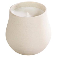 Bougies scéniques artisanales dans des récipients en céramique faites à la main, blancs, en stock
