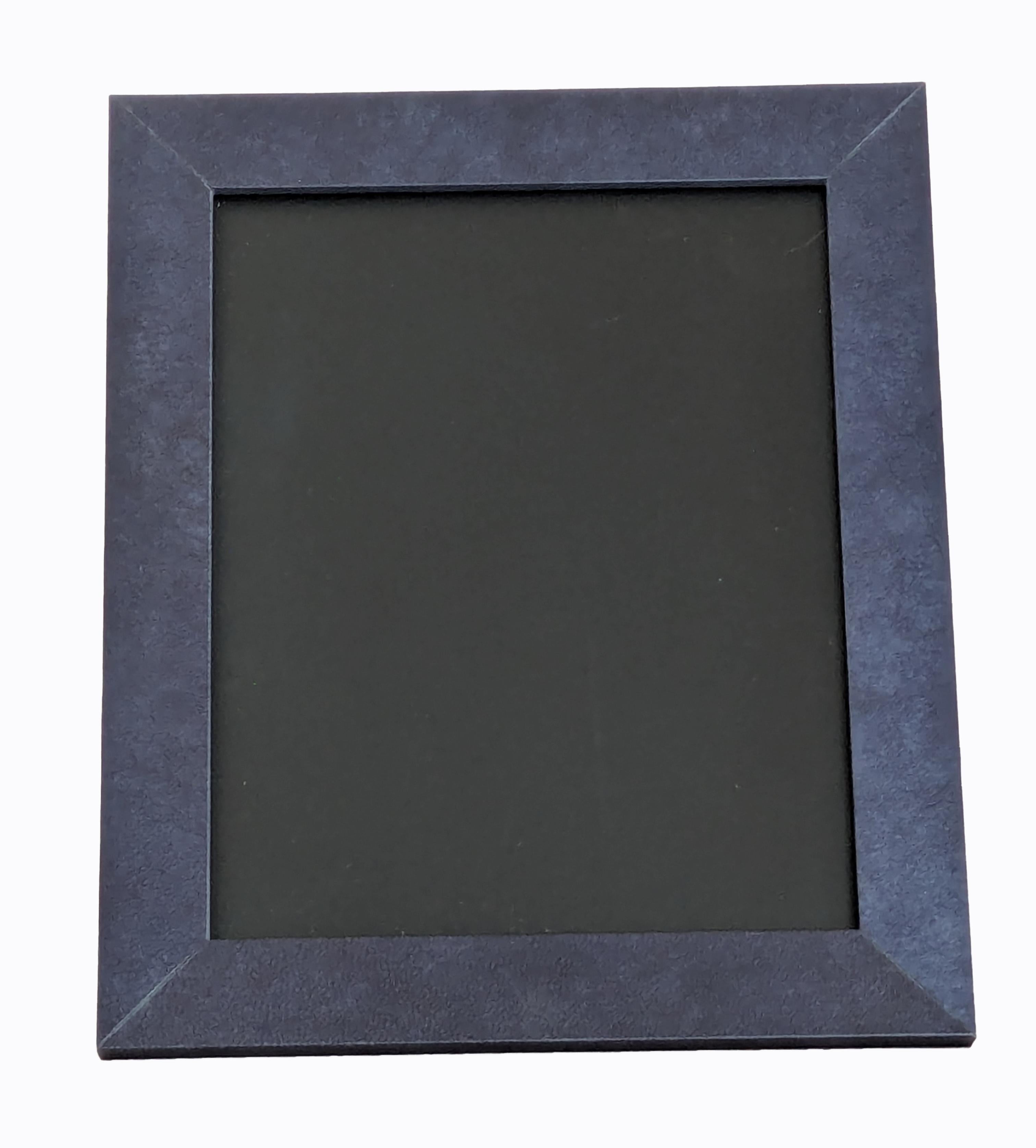 Marco de fotos de pergamino - Edición limitada
Esta edición muy limitada de deliciosos marcos de fotos hechos totalmente a mano se crean individualmente con la mejor vitela de piel de cabra inglesa, acabada en un rico azul cobalto oscuro con